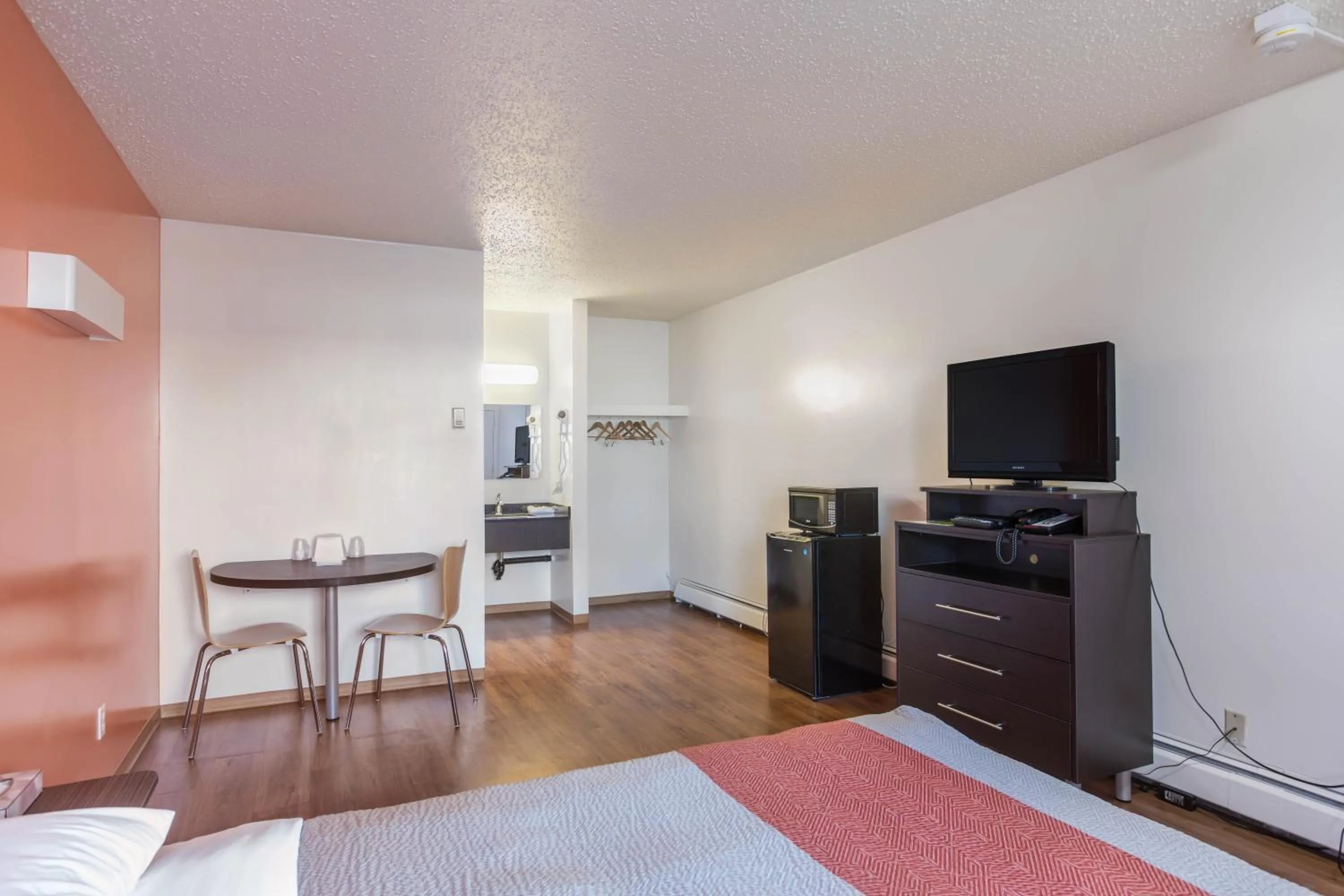 TV and multimedia in Motel Bo-Camrose, AB
