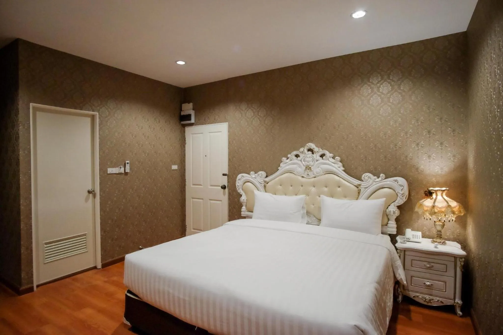 Bed in The O-Zone Airport Inn