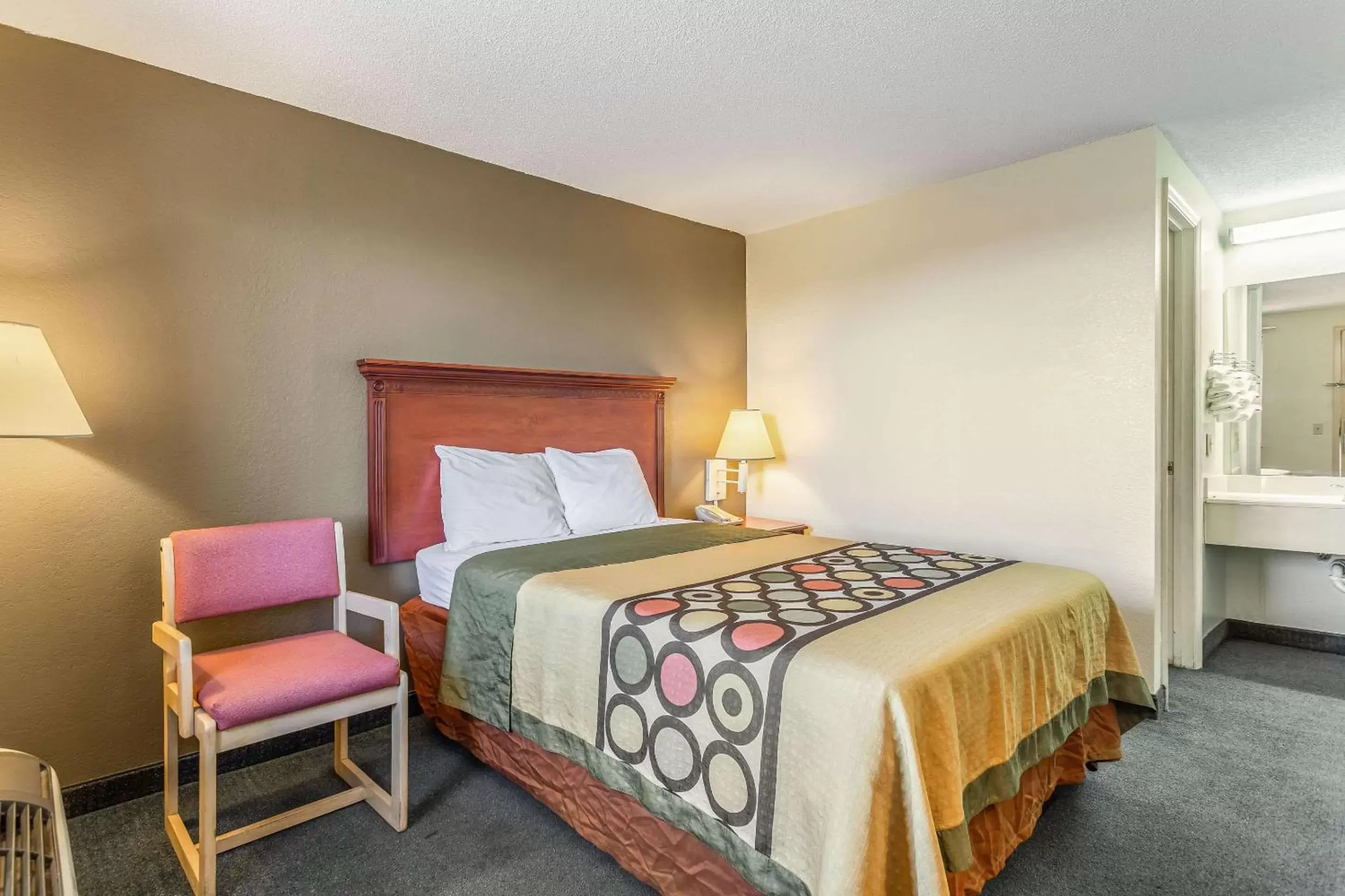 Photo of the whole room, Bed in Rodeway Inn