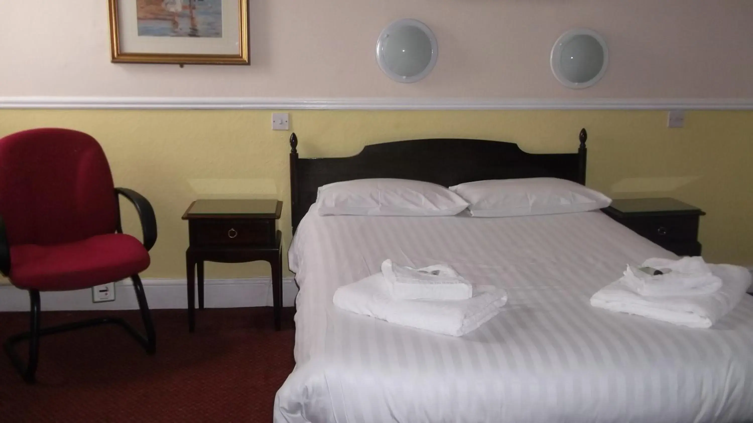 Bed in Patten Arms Hotel