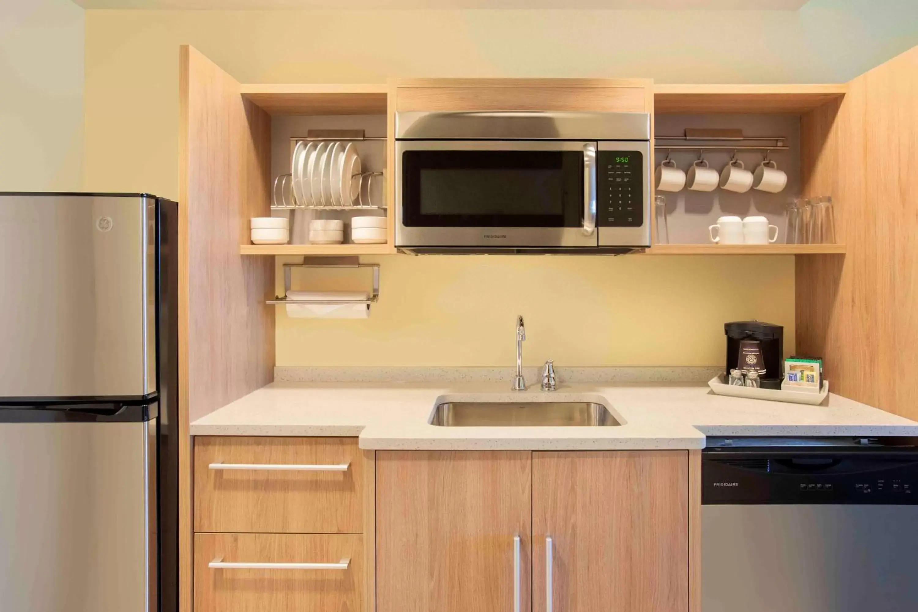 Kitchen or kitchenette, Kitchen/Kitchenette in Home2 Suites By Hilton Mishawaka South Bend