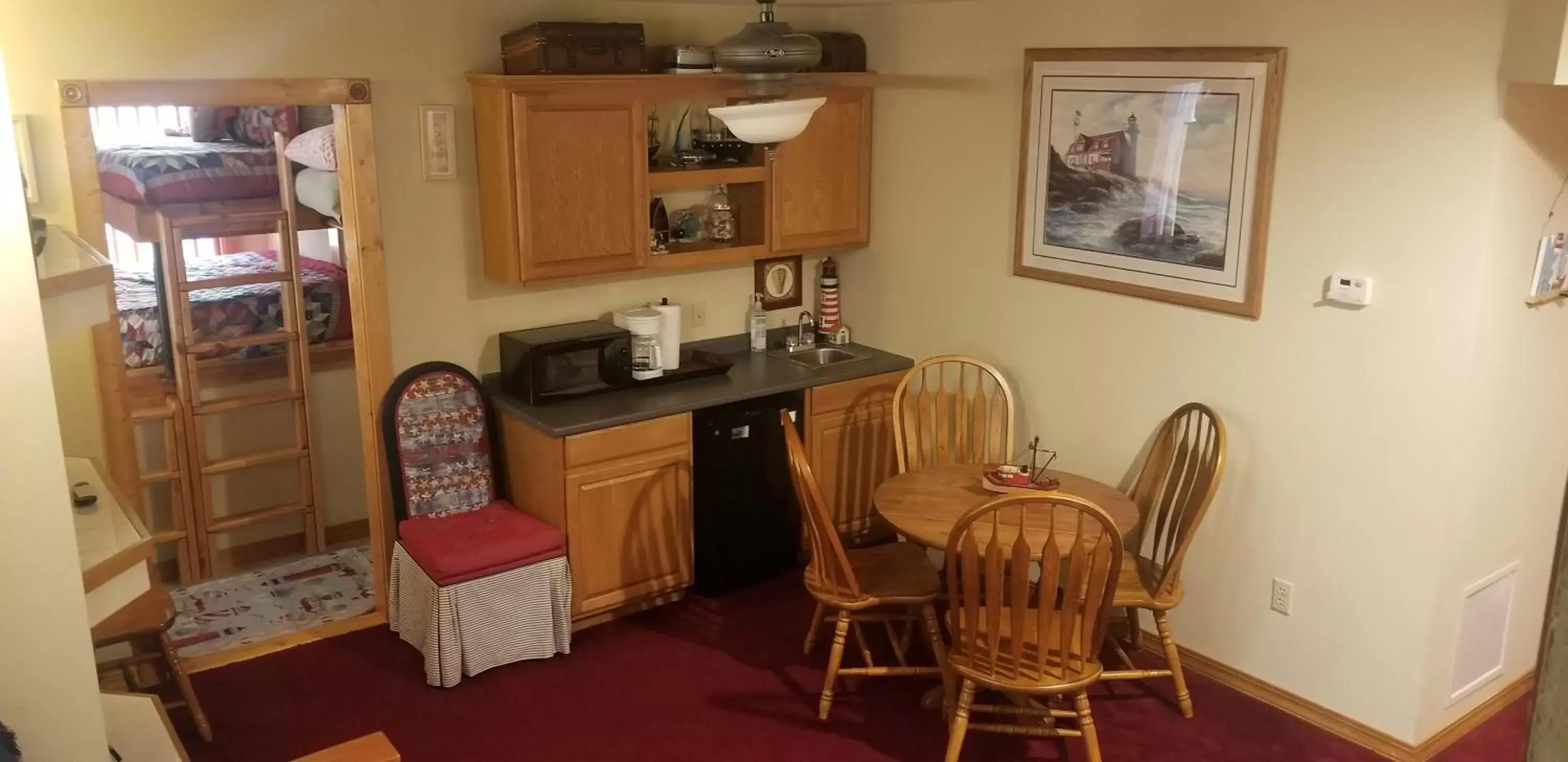 Dining area, Kitchen/Kitchenette in All Seasons Inn