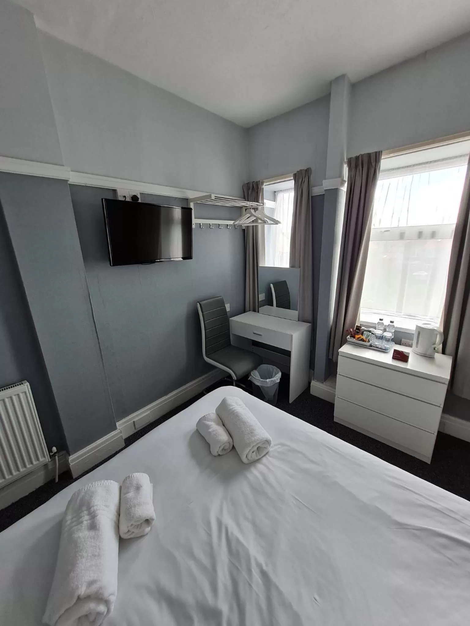 Bedroom, Bed in Queens Plaza Hotel