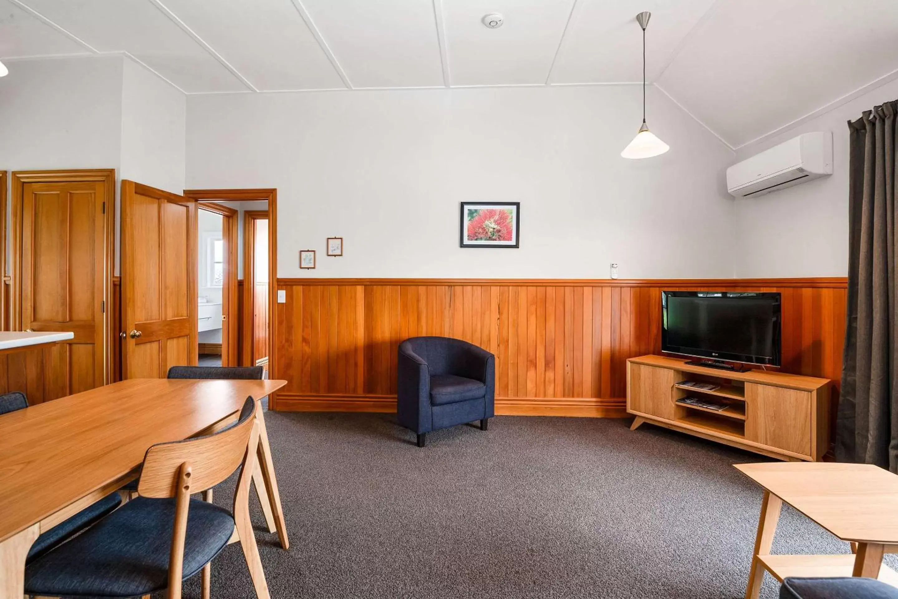 Bedroom, Seating Area in Quality Suites Huka Falls