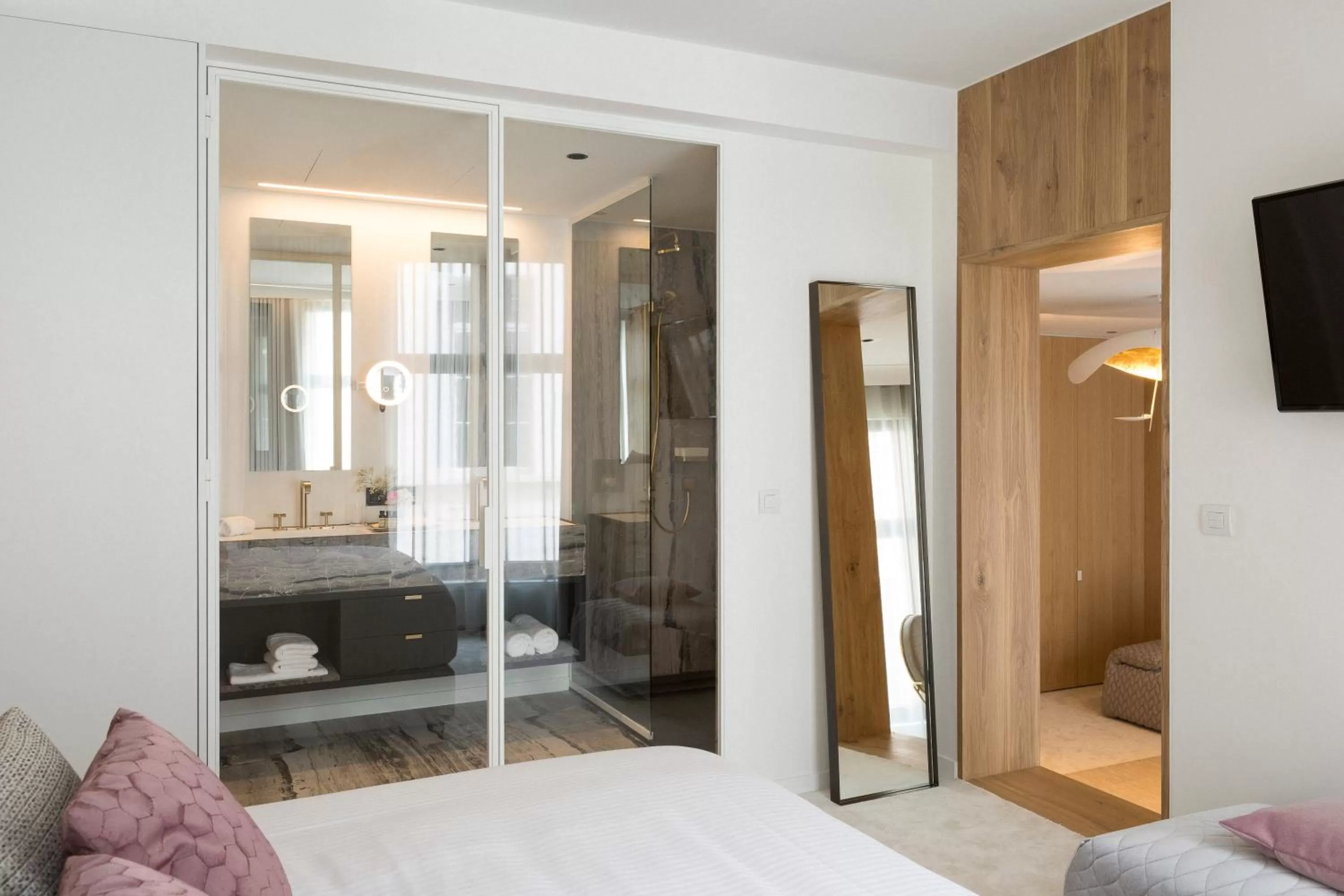 Shower, Bed in Gulde Schoen Luxury Studio-apartments