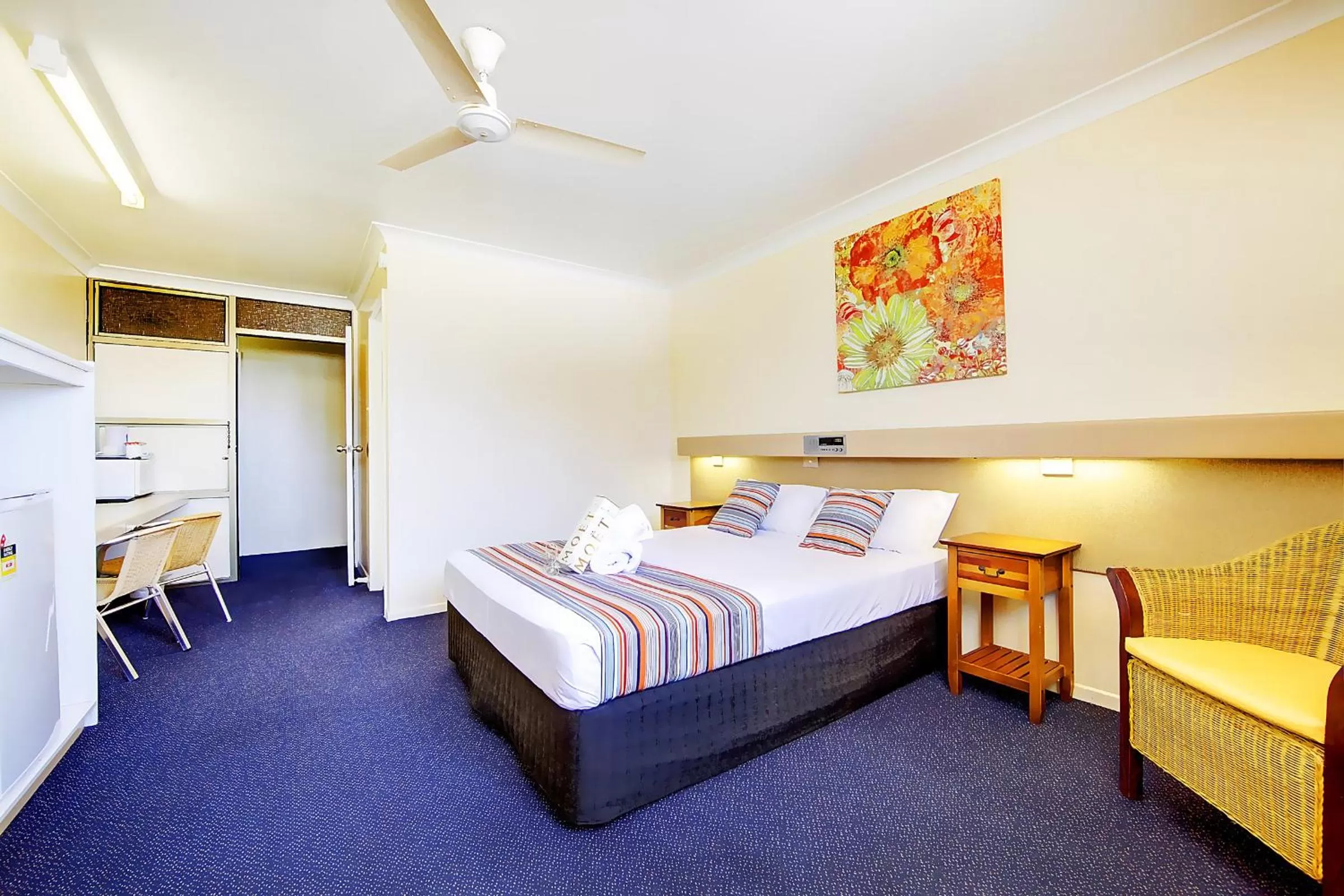 Bedroom in Raintree Motel