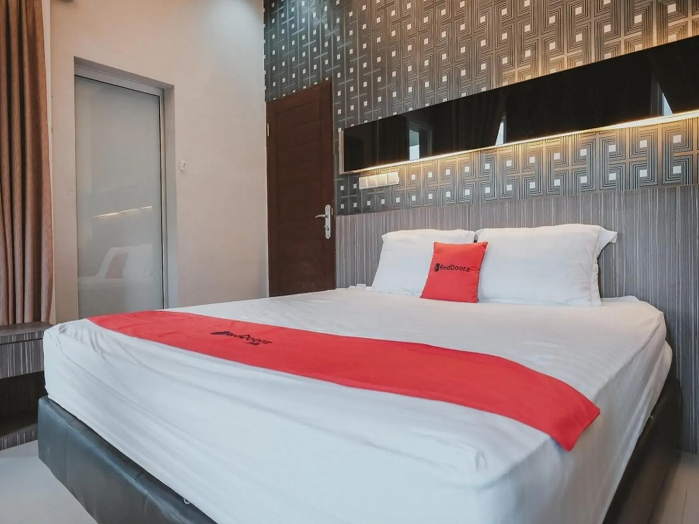 Bedroom, Bed in RedDoorz @ Jamin Ginting Medan