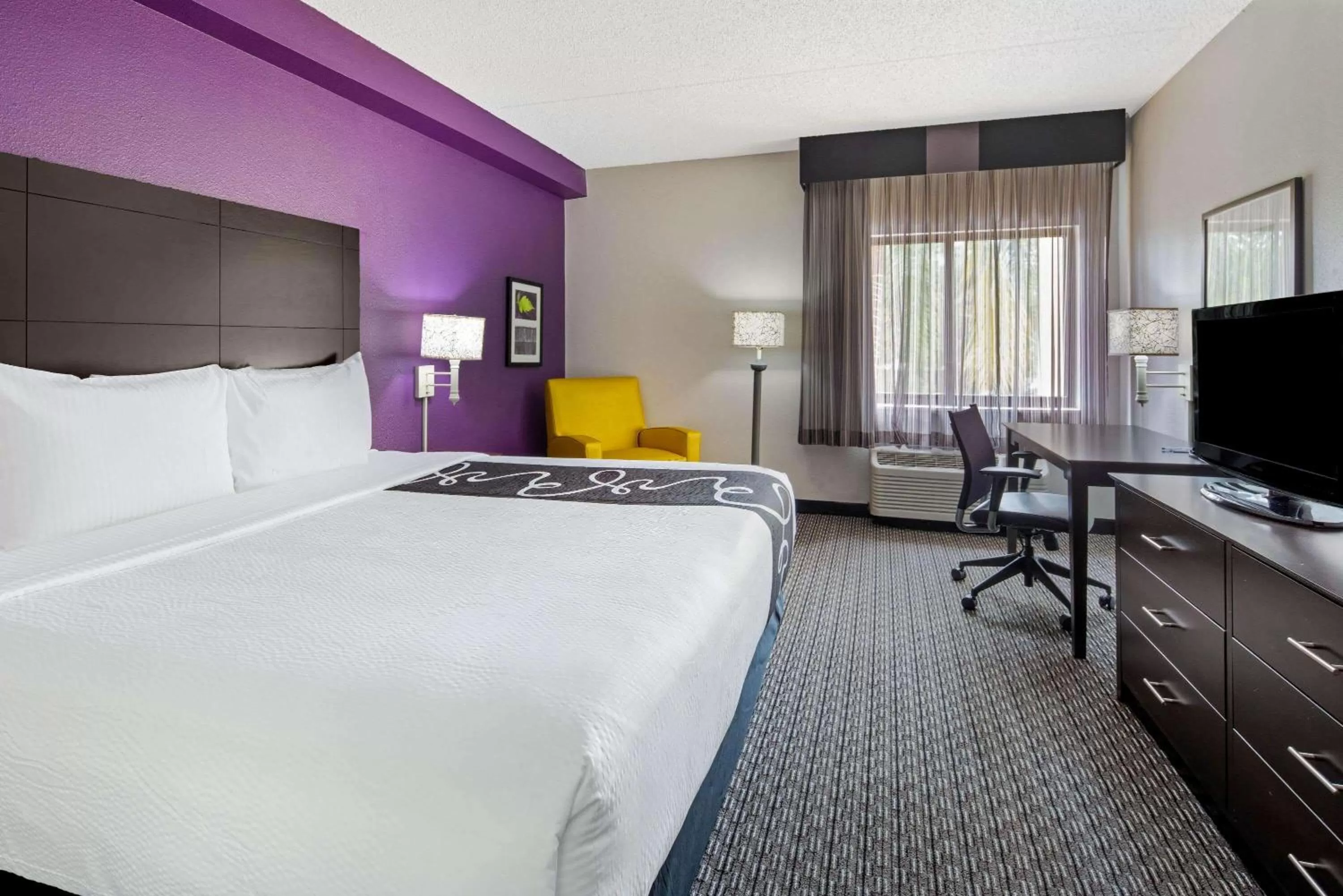 Photo of the whole room, Bed in La Quinta by Wyndham Miami Airport East