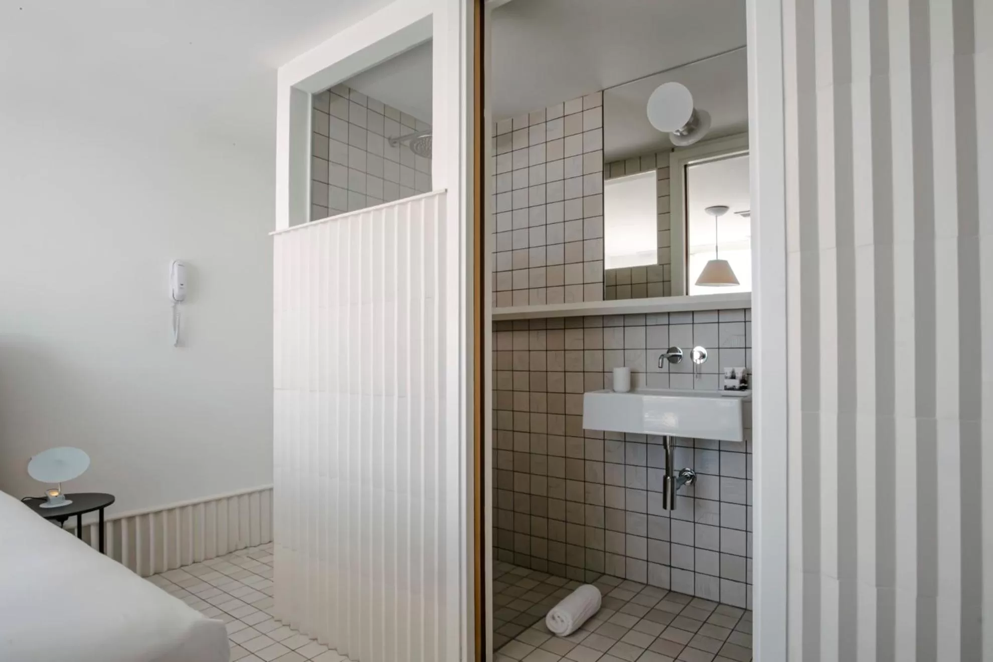 Bathroom in Hôtel La Reine Jane