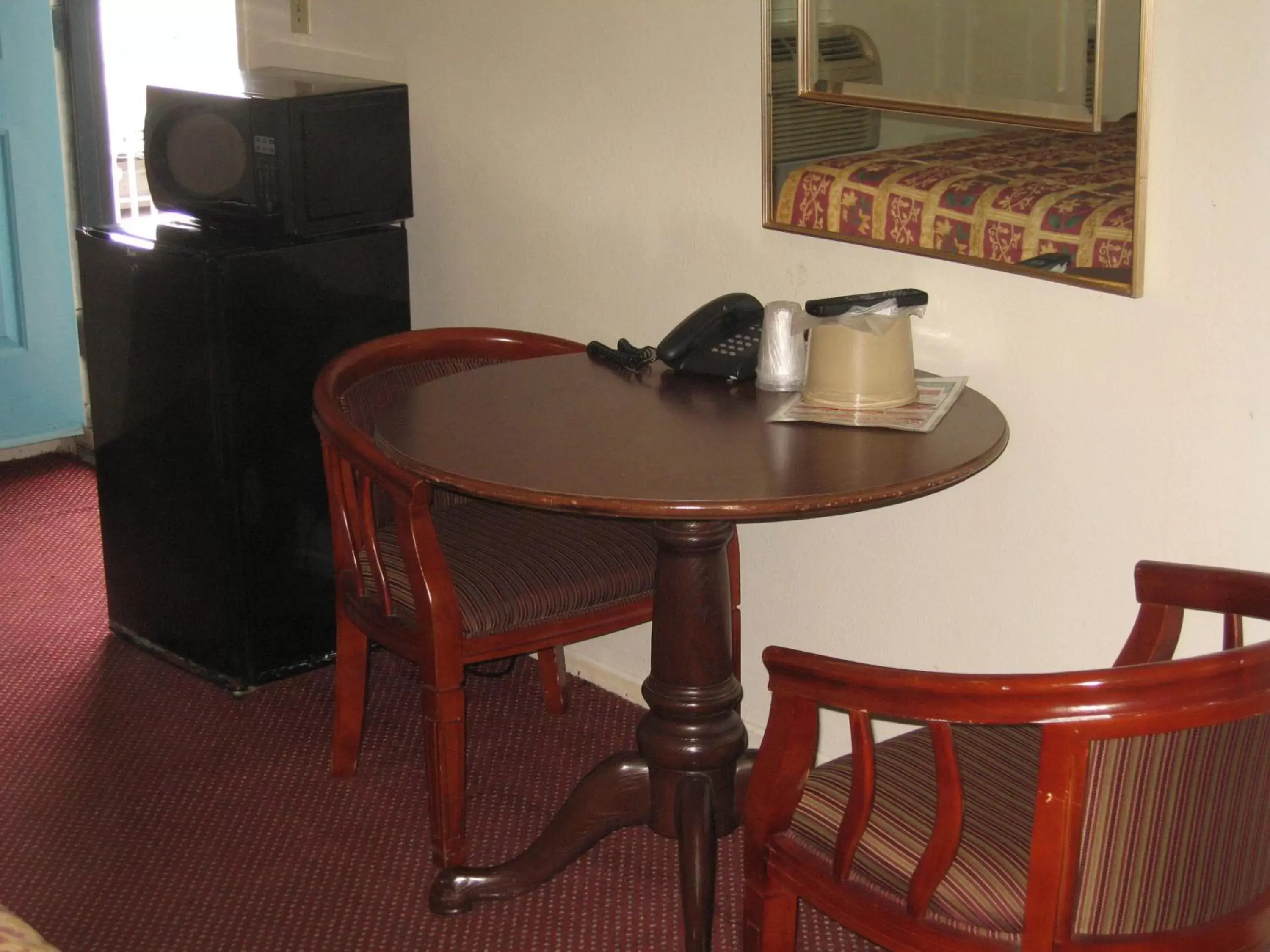 Dining area in Royal Inn Motel Long Beach
