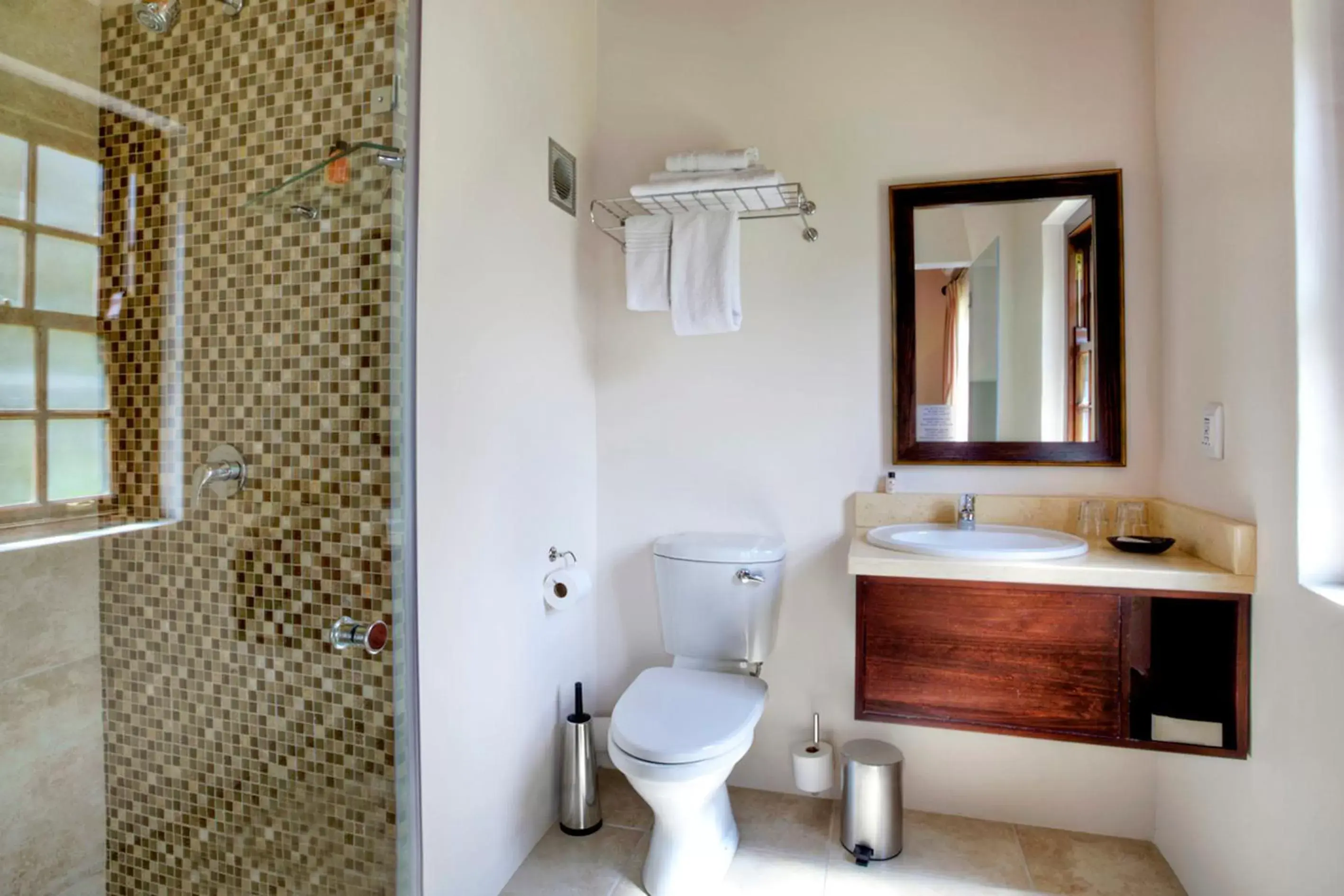 Shower, Bathroom in Oakhurst Hotel