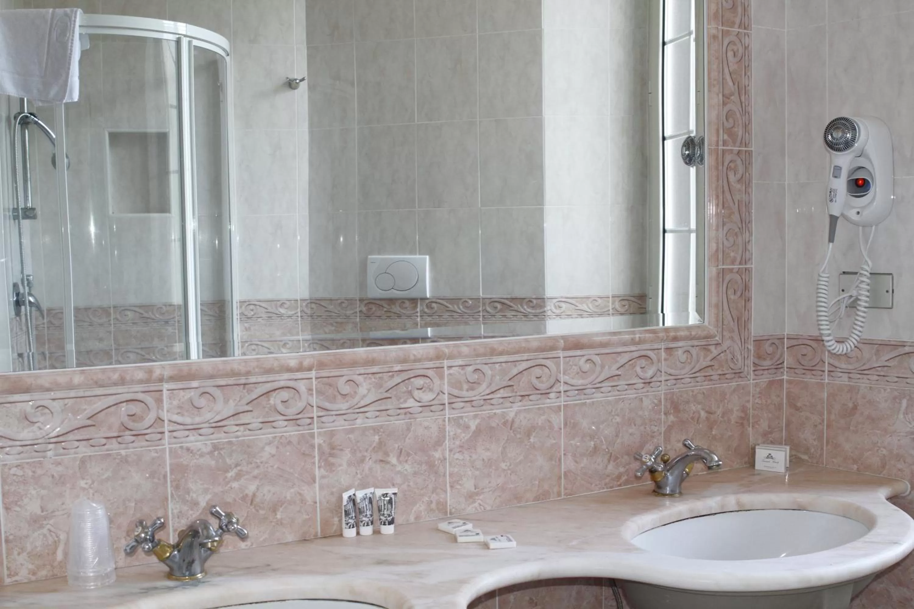 Bathroom in Hotel Eliseo