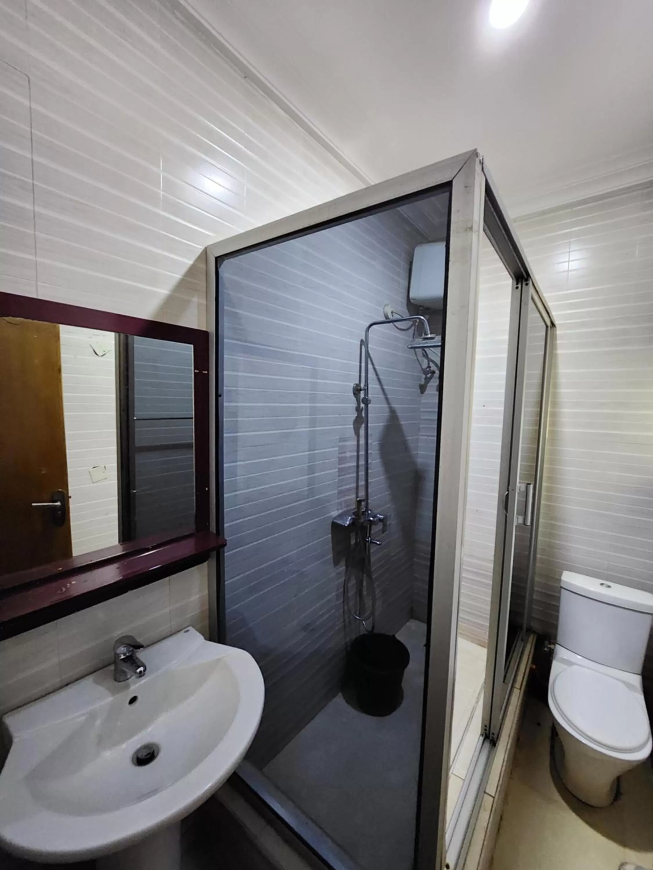 Nue-Crest Hotels & Suites