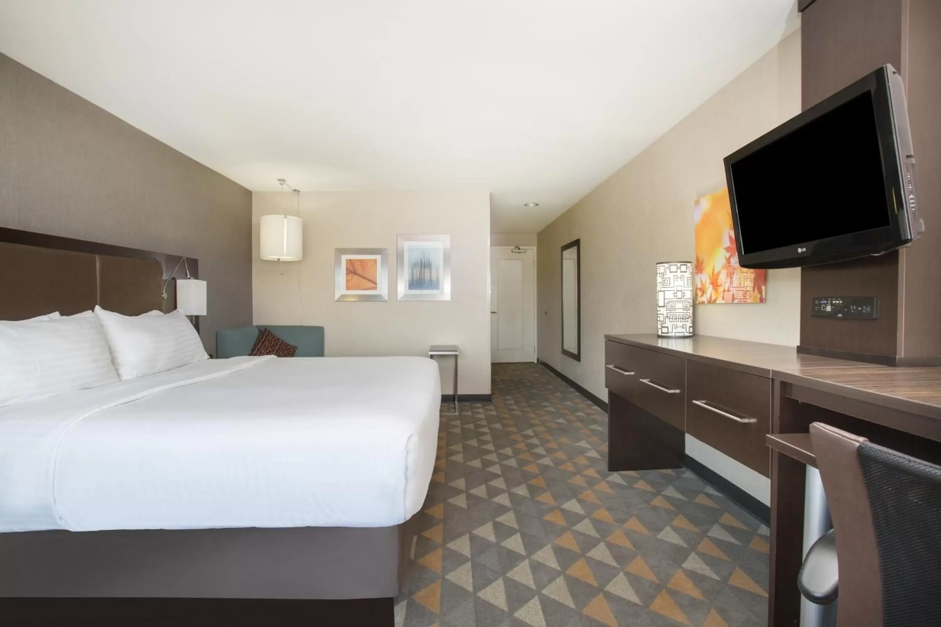 Bedroom, Bed in Holiday Inn Colorado Springs - Airport, an IHG Hotel