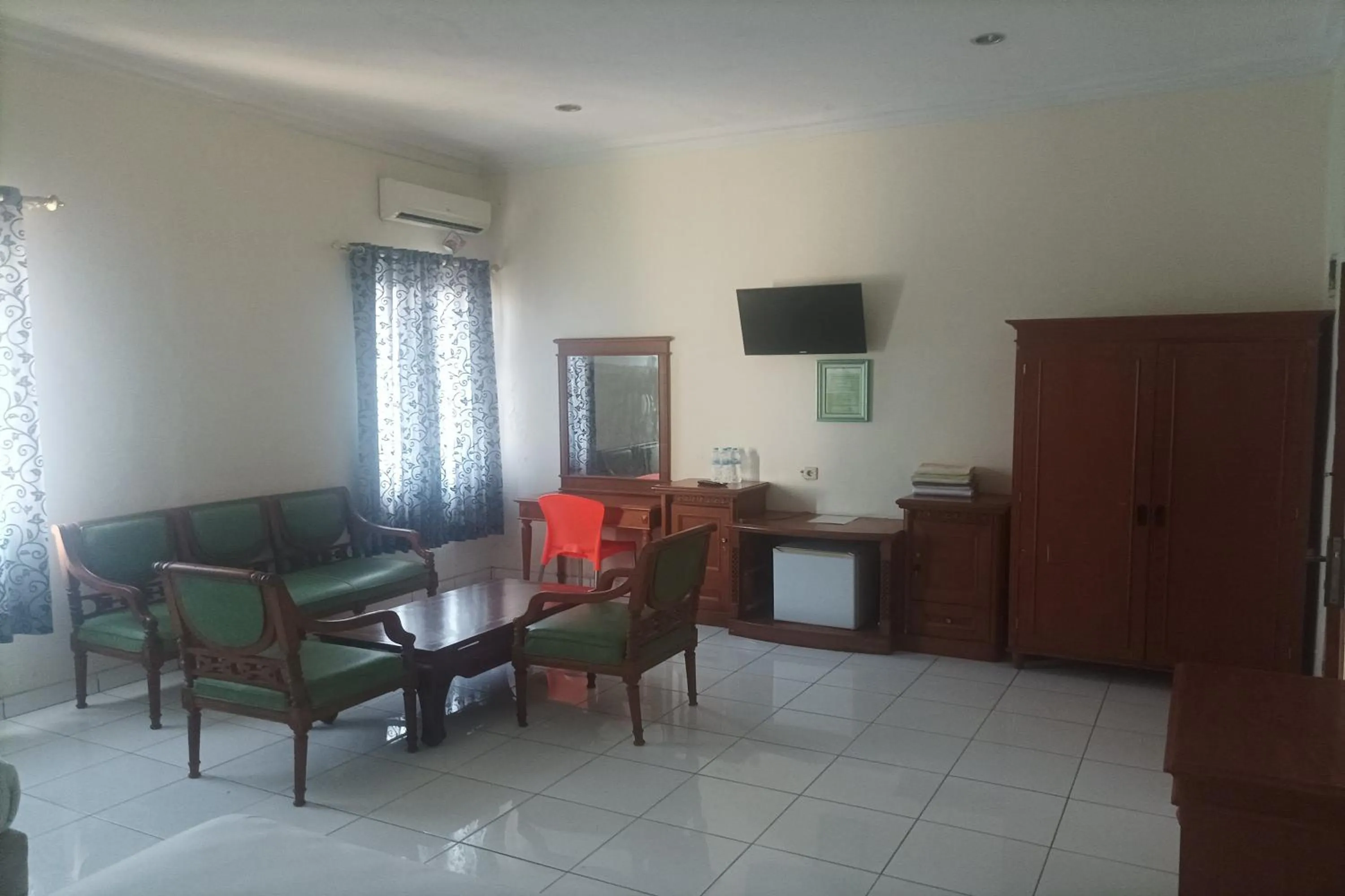 TV and multimedia, Seating Area in RedDoorz Plus near Alun Alun Kejaksan Cirebon