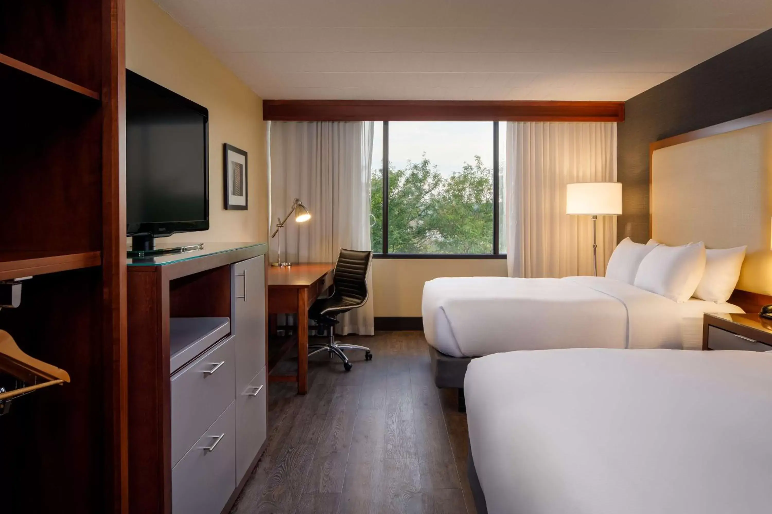 Queen Room with Bath Tub - Mobility/Hearing Accessible in DoubleTree by Hilton Pittsburgh - Cranberry Queen Room with Bath Tub - Mobility/Hearing Accessible in DoubleTree by Hilton Pittsburgh - Cranberry