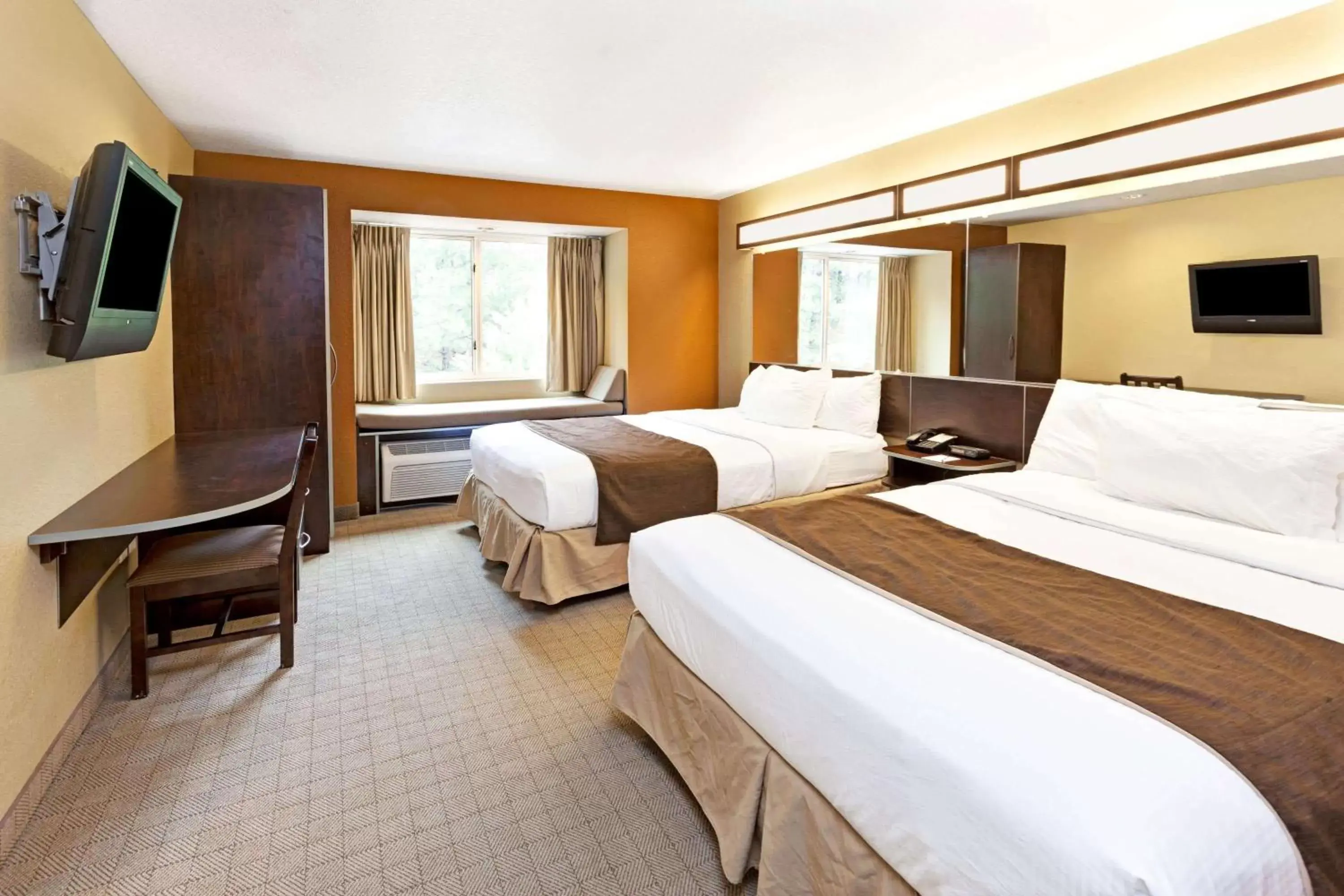 Photo of the whole room, Bed in Microtel Inn & Suites by Wyndham Woodstock/Atlanta North
