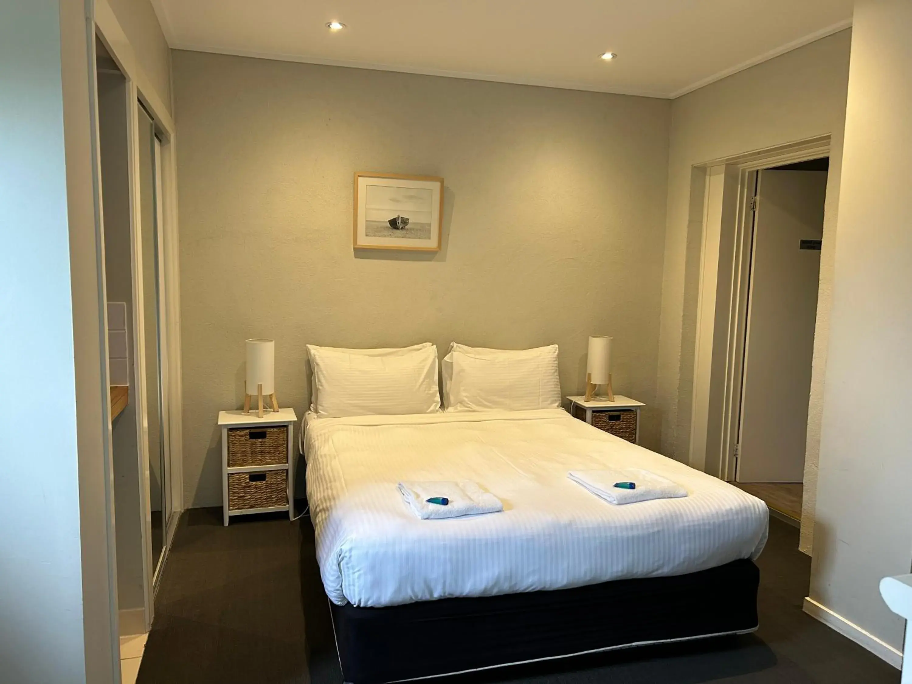 Bedroom, Bed in Portarlington Beach Motel