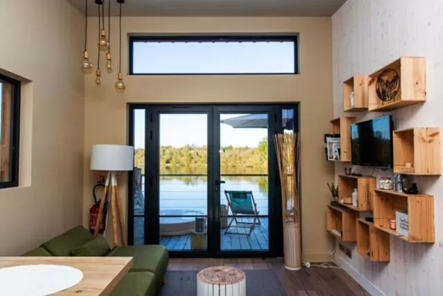 Dining area in Écolodges du Golf du Sauternais