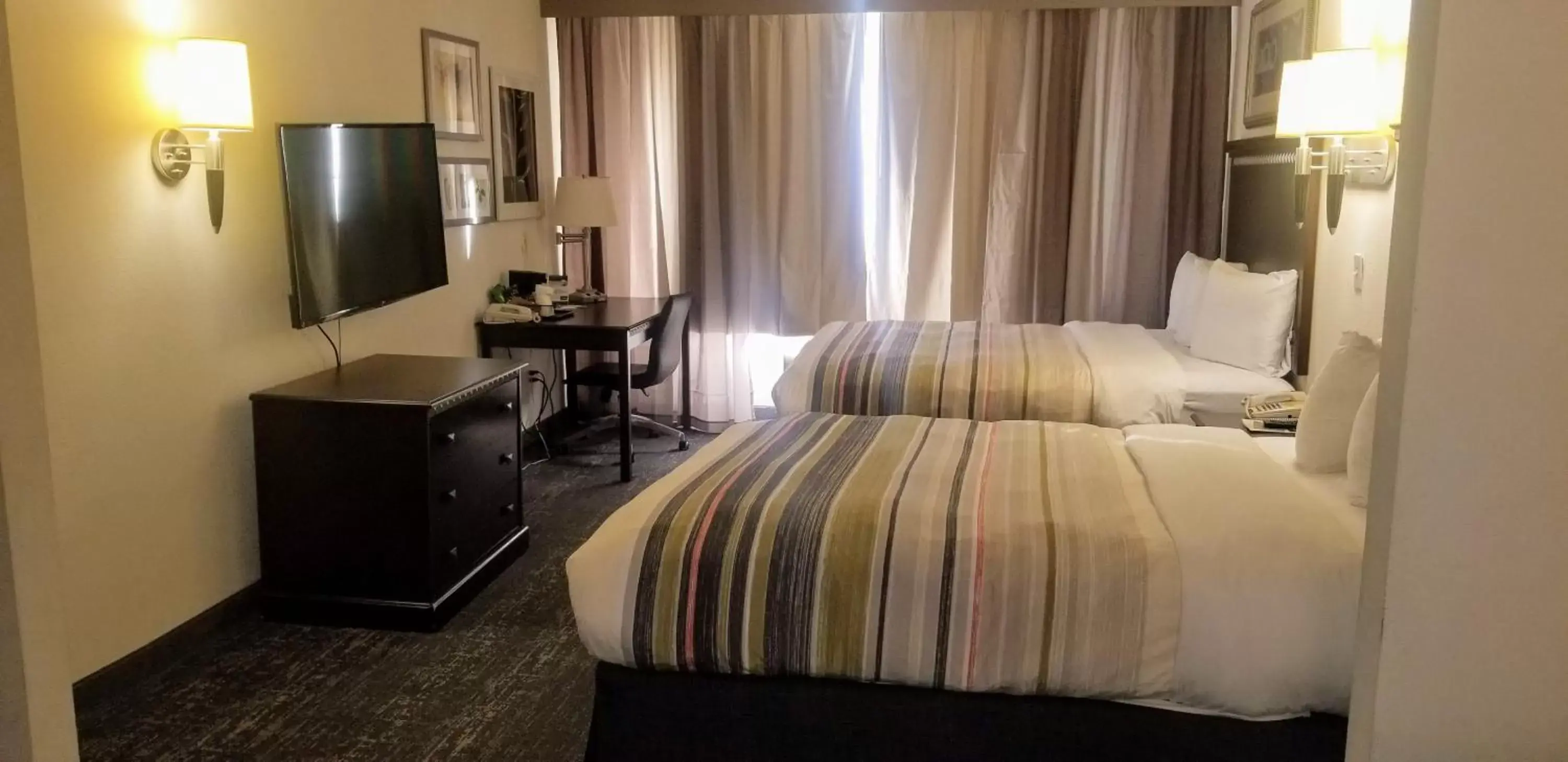 Bed in Country Inn & Suites by Radisson, Canton, GA