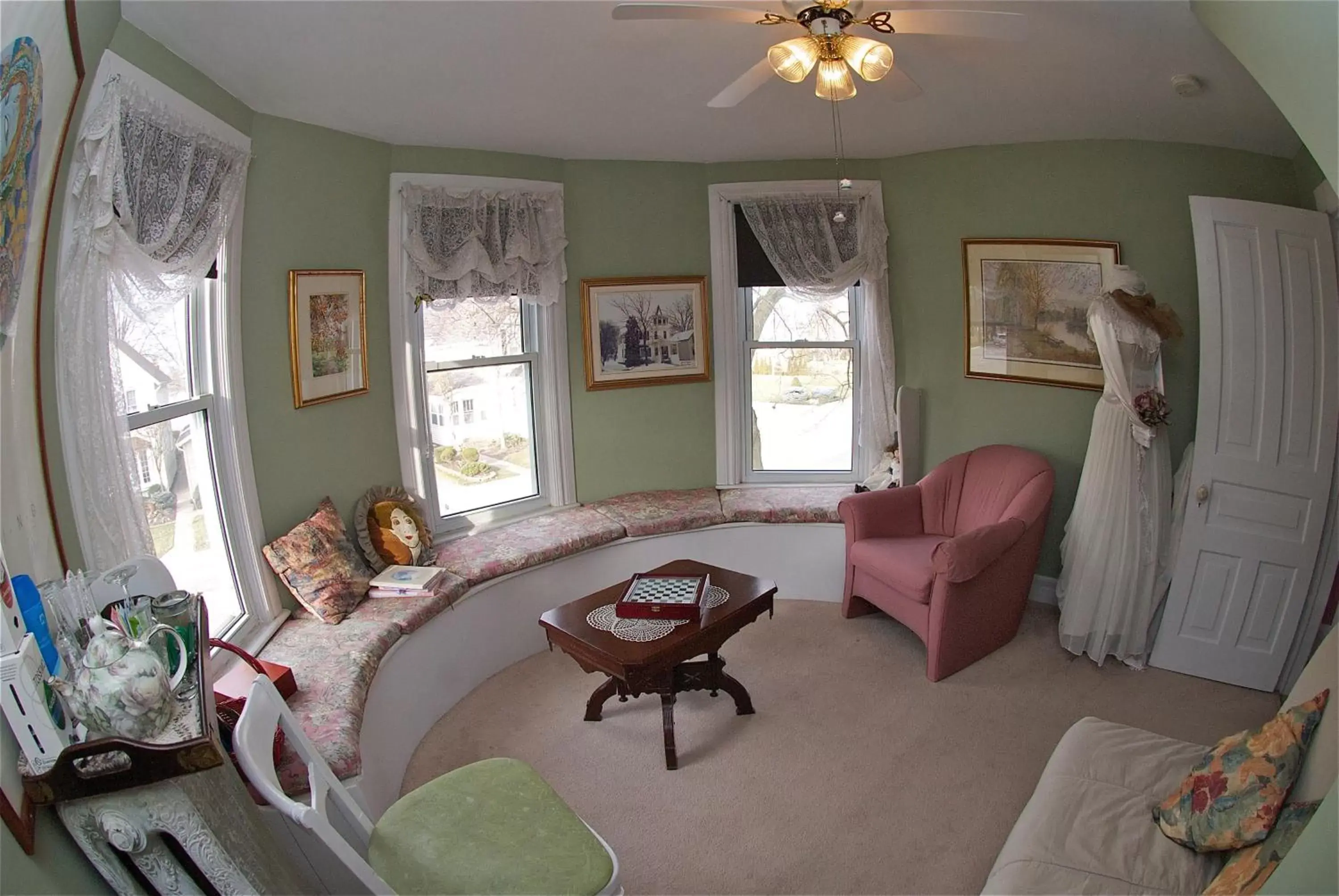 Coffee/tea facilities, Seating Area in Bondy House Bed & Breakfast