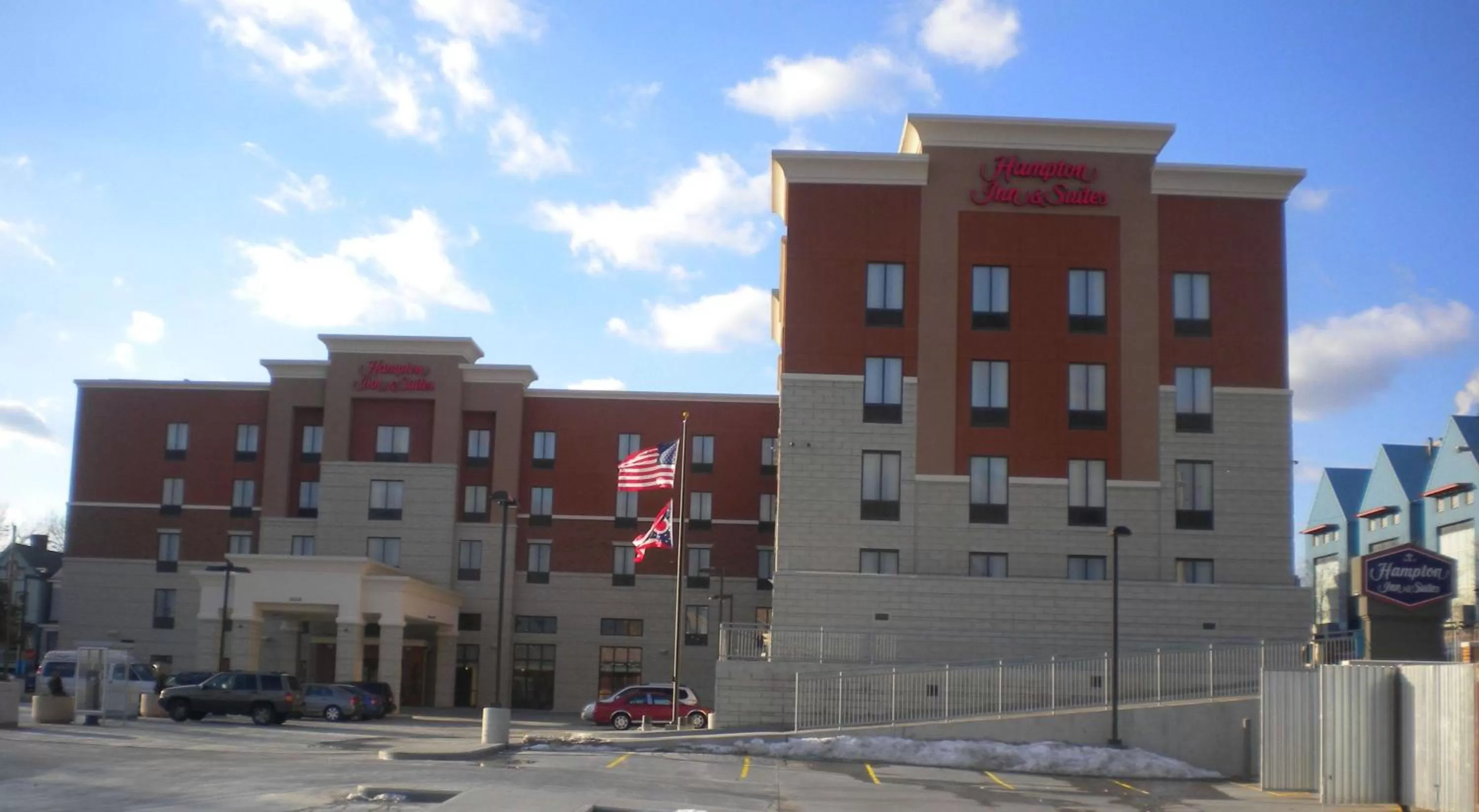Property building in Hampton Inn & Suites Cincinnati / Uptown - University Area