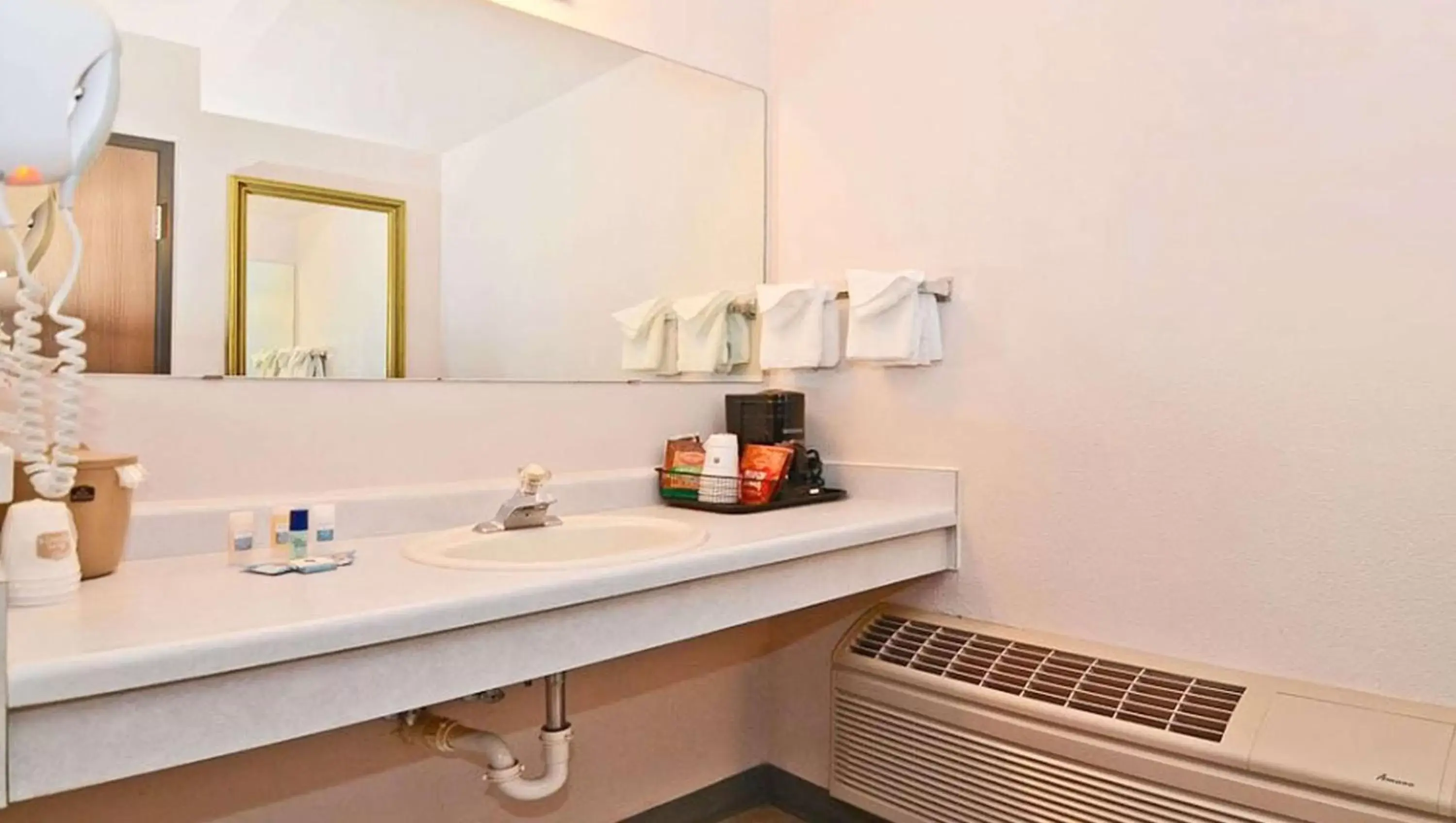 Bathroom in Magnuson Hotel Manitou Springs