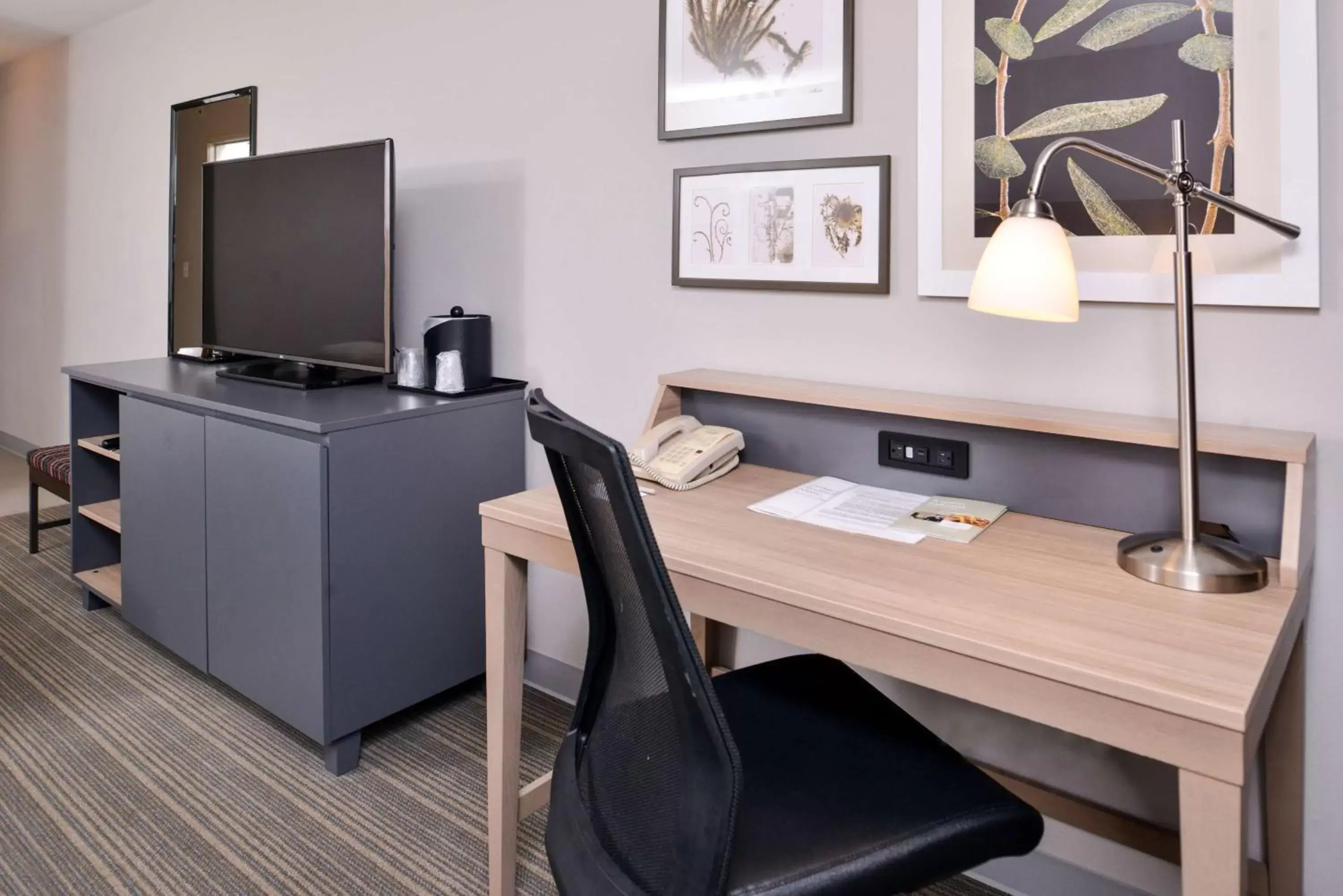 Photo of the whole room, TV/Entertainment Center in Country Inn & Suites by Radisson, Tinley Park, IL