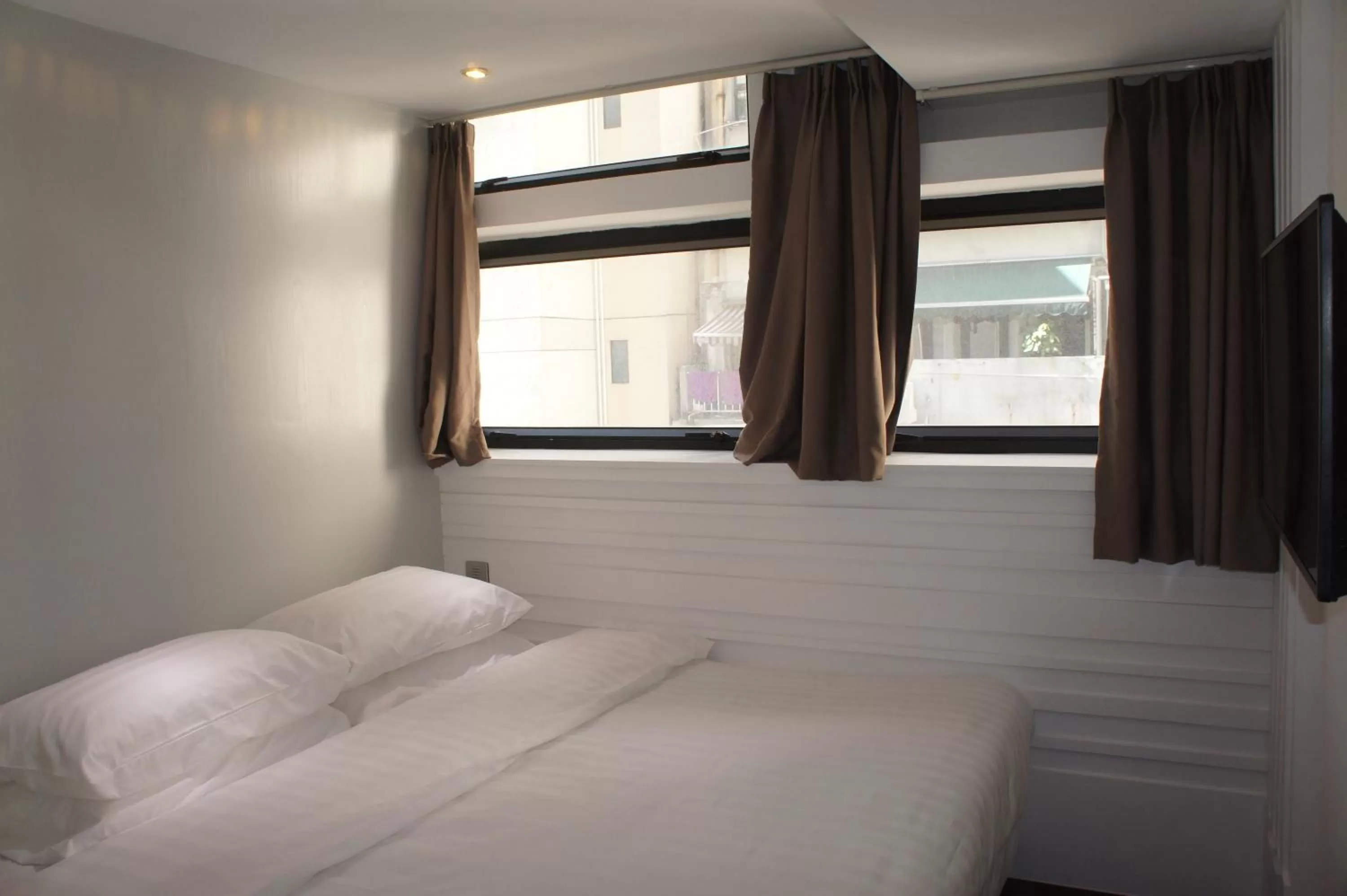 Photo of the whole room, Bed in Homy Central