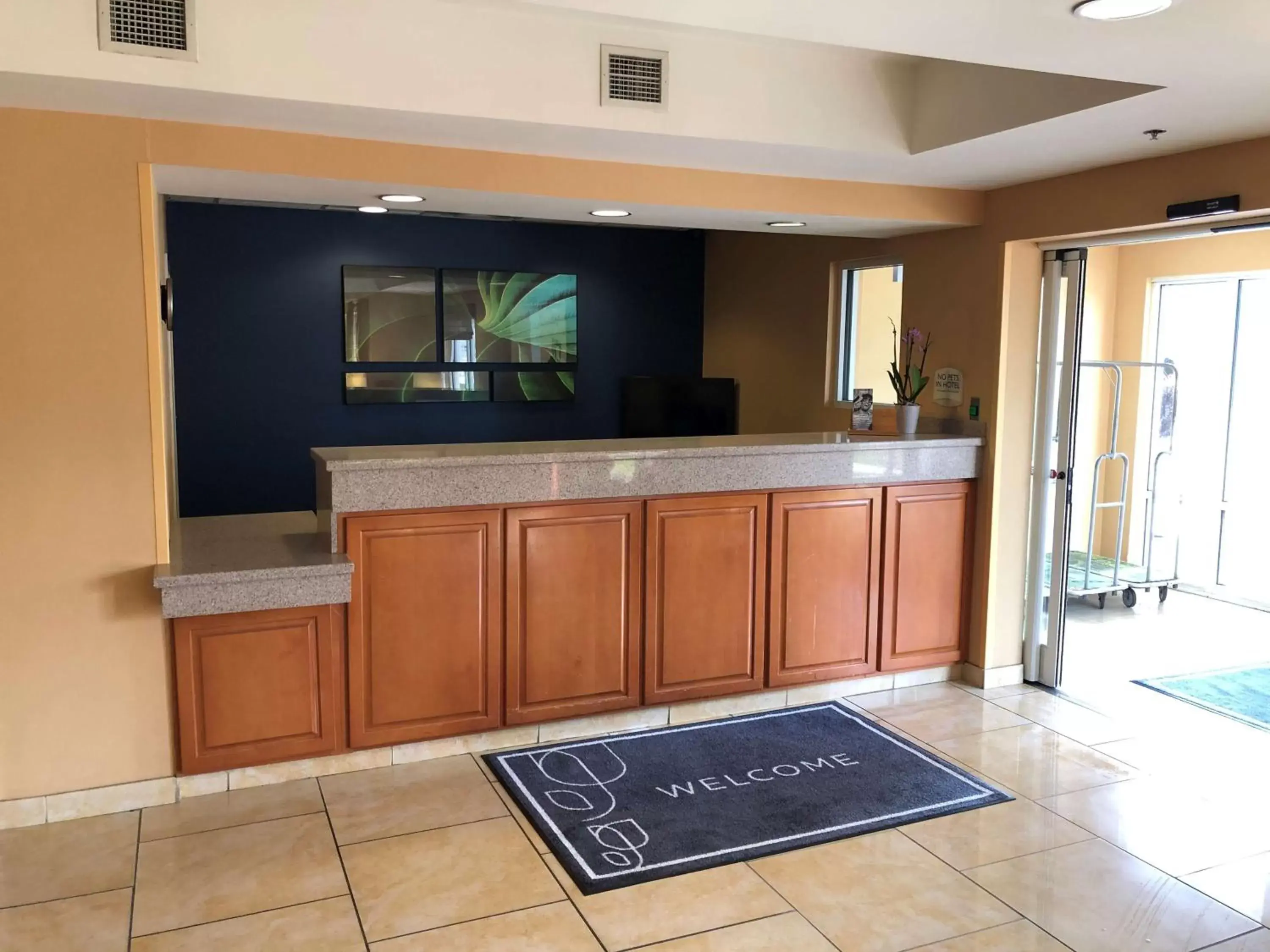 Lobby or reception in Country Inn & Suites by Radisson, Fayetteville I-95, NC