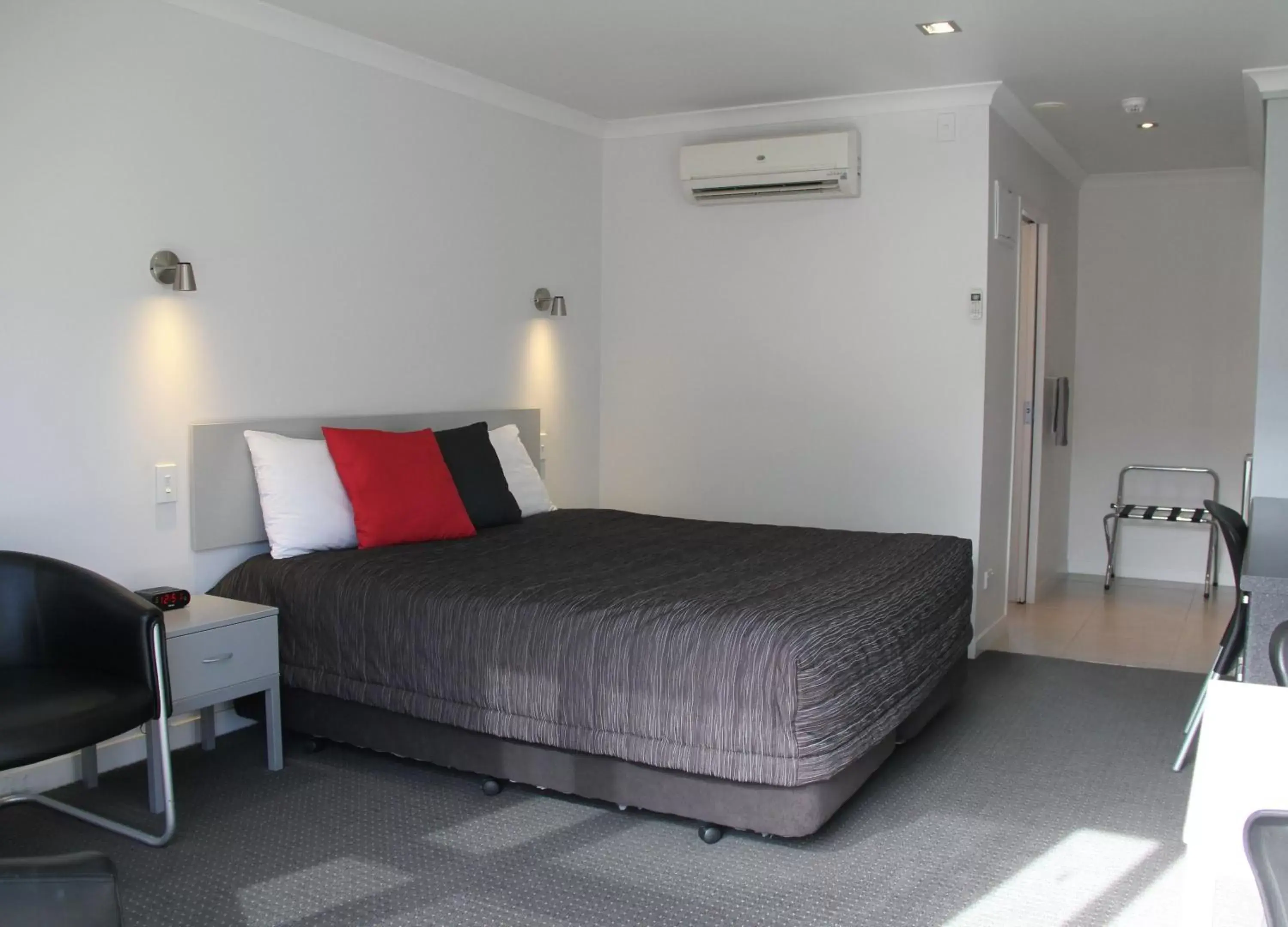 Photo of the whole room, Bed in Pukekura Motor Lodge Photo of the whole room, Bed in Pukekura Motor Lodge