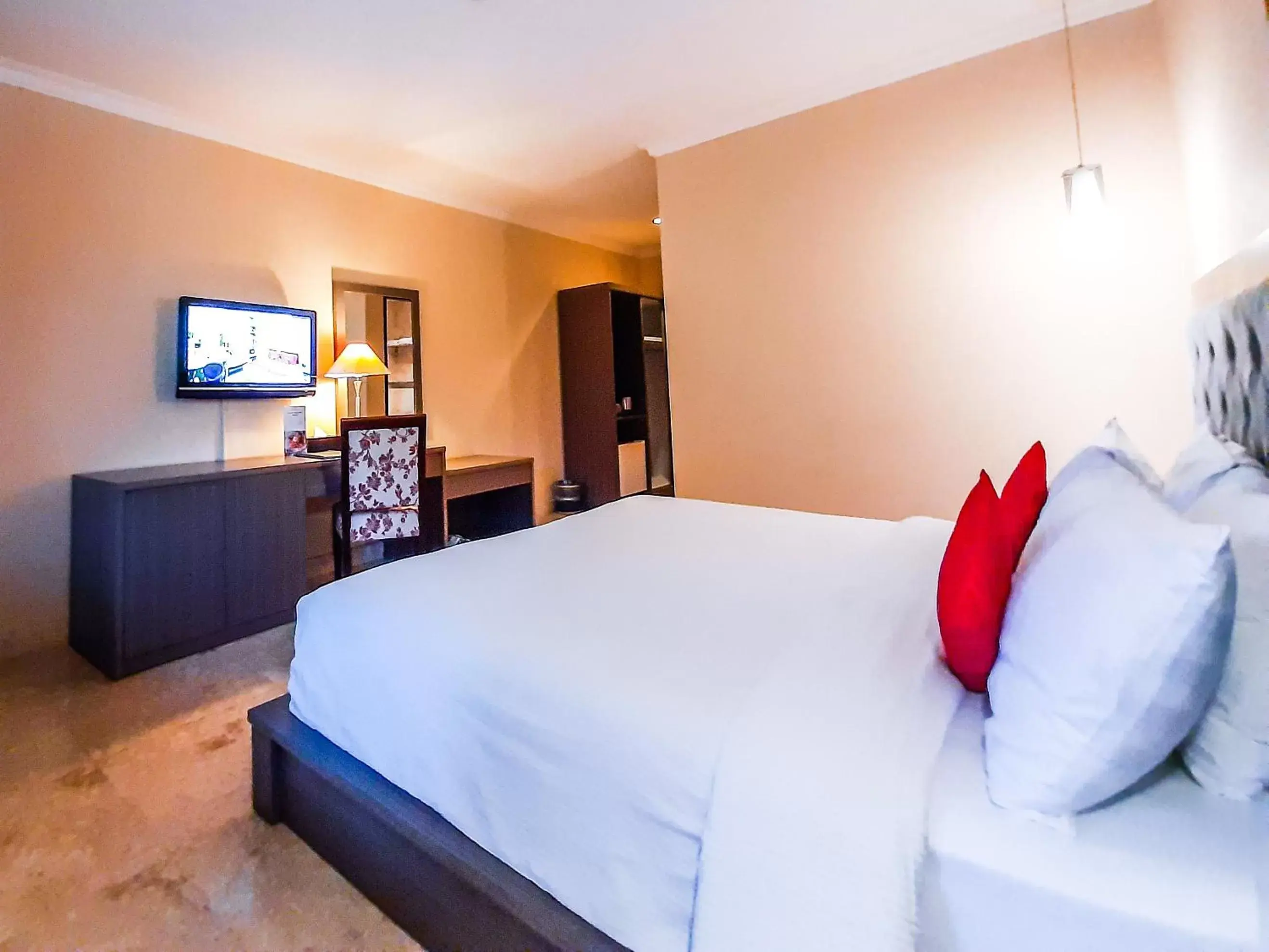 Bed in Royal Orchids Garden Hotel & Condominium