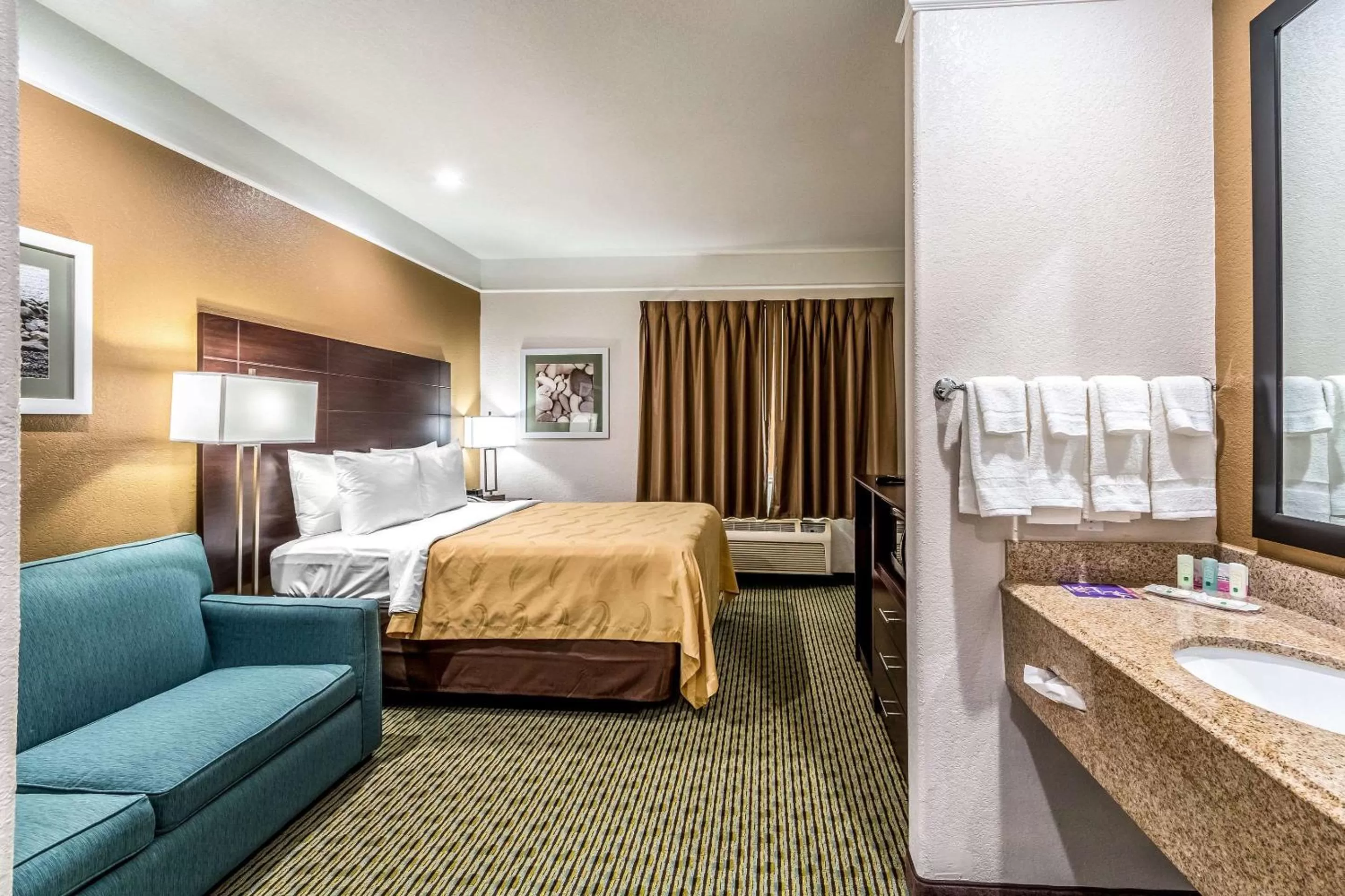 Photo of the whole room in Quality Inn & Suites SeaWorld North