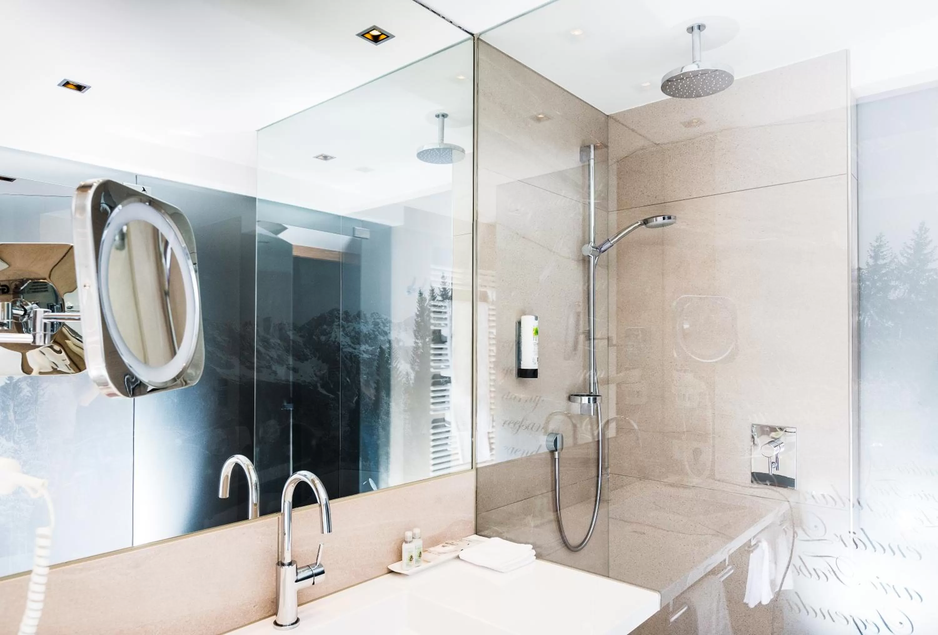 Photo of the whole room in Das Reisch