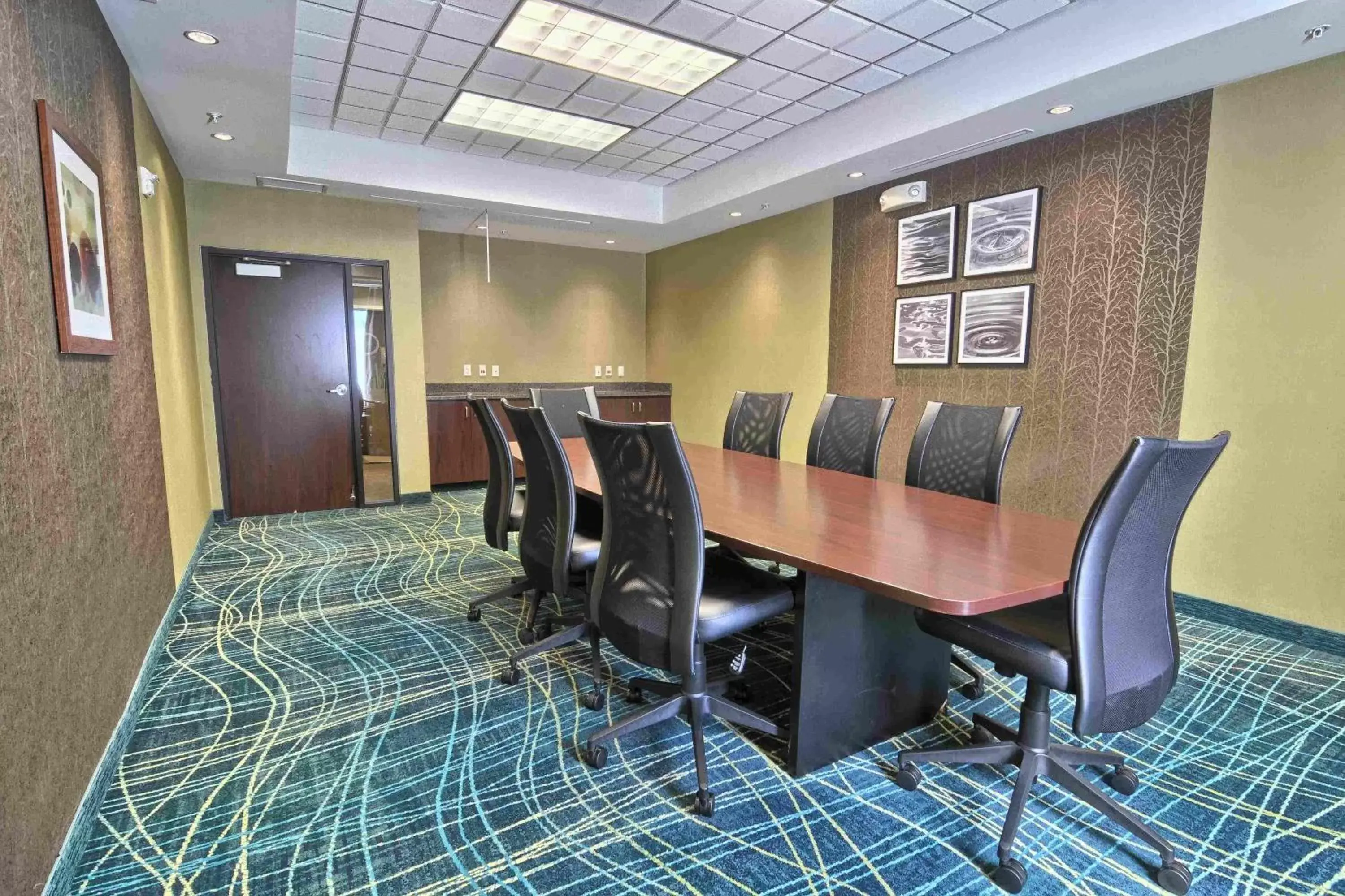 Meeting/conference room in SpringHill Suites Detroit Southfield