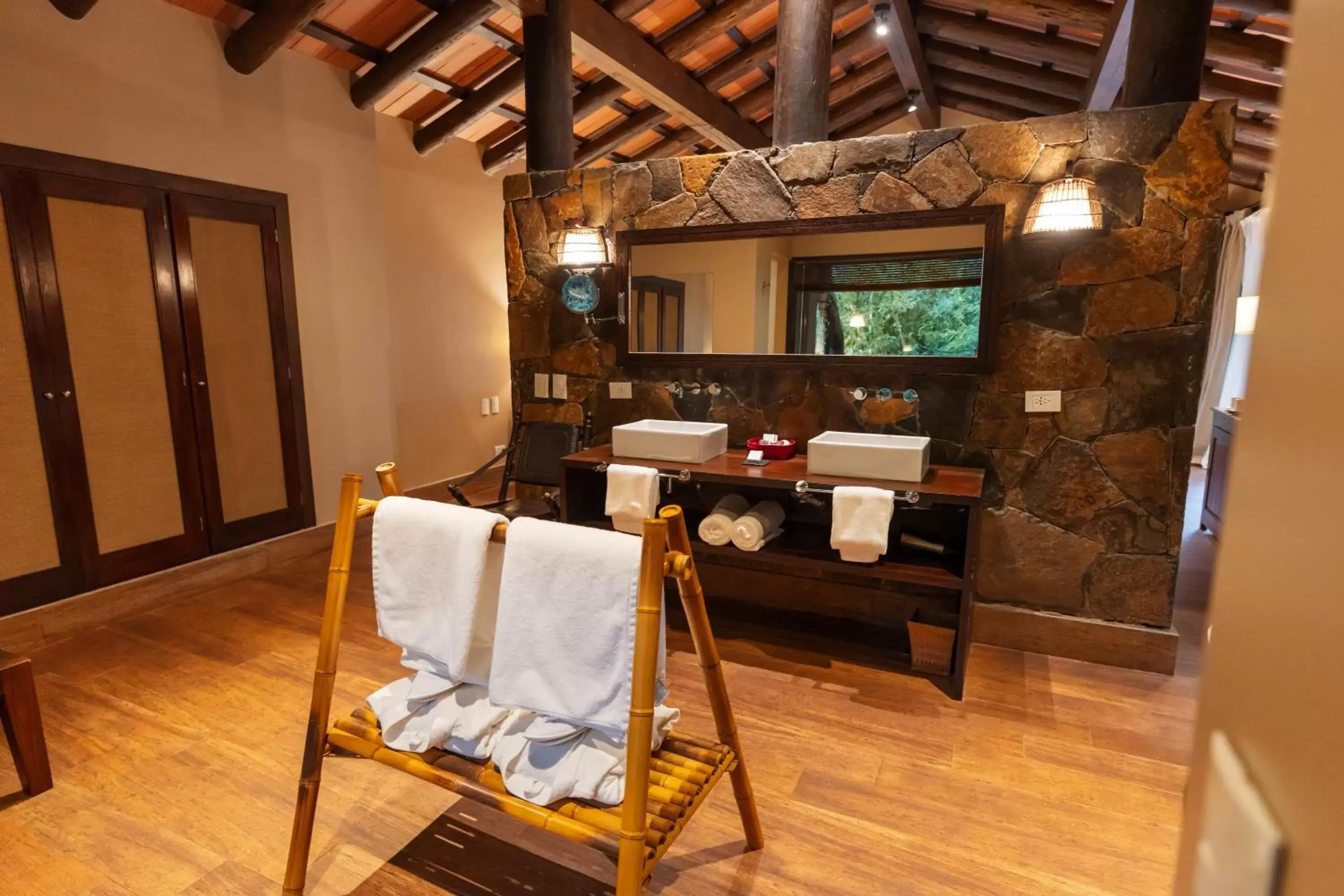 Bathroom, Dining Area in Loi Suites Iguazu Hotel