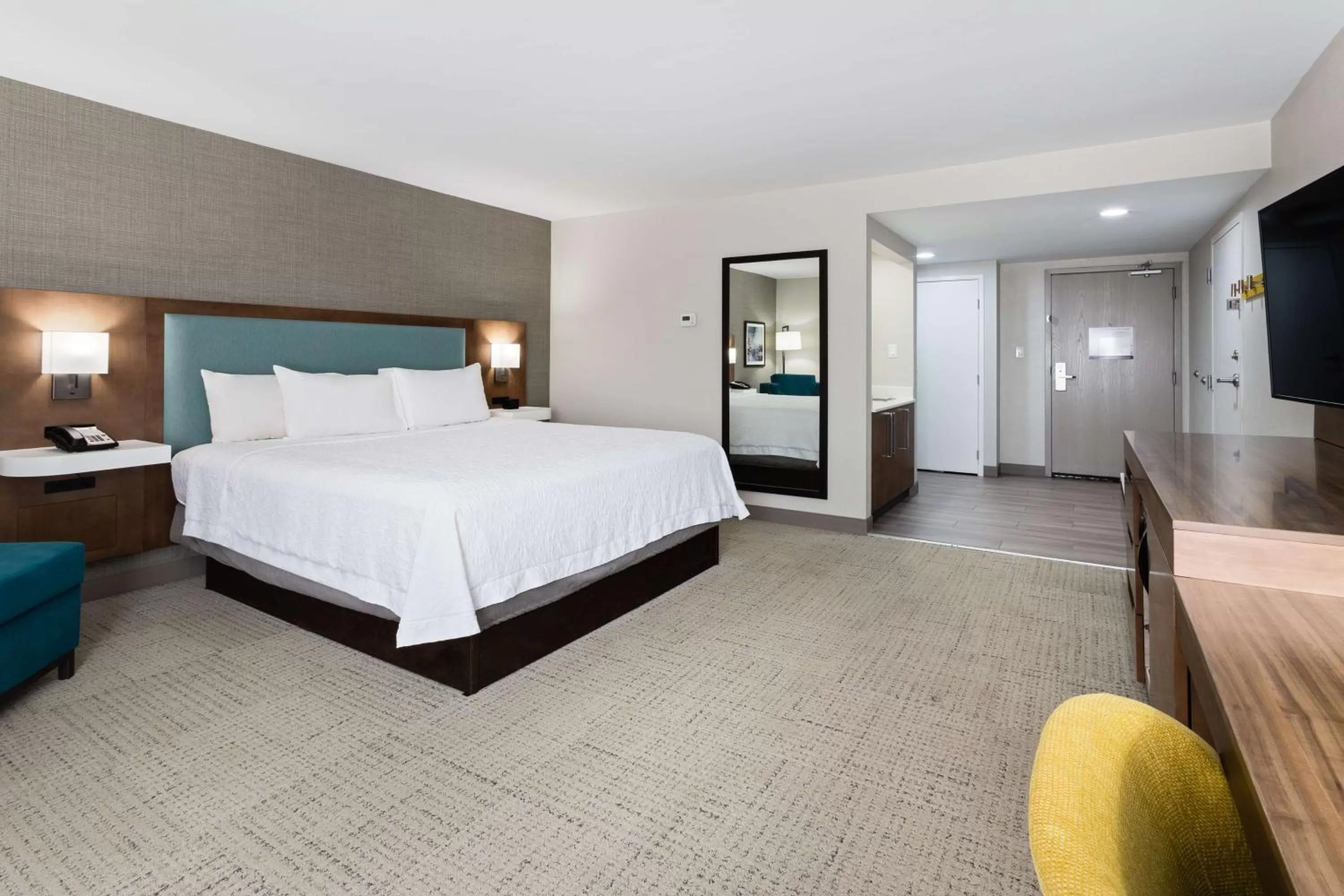 Bedroom, Bed in Hampton Inn Perry