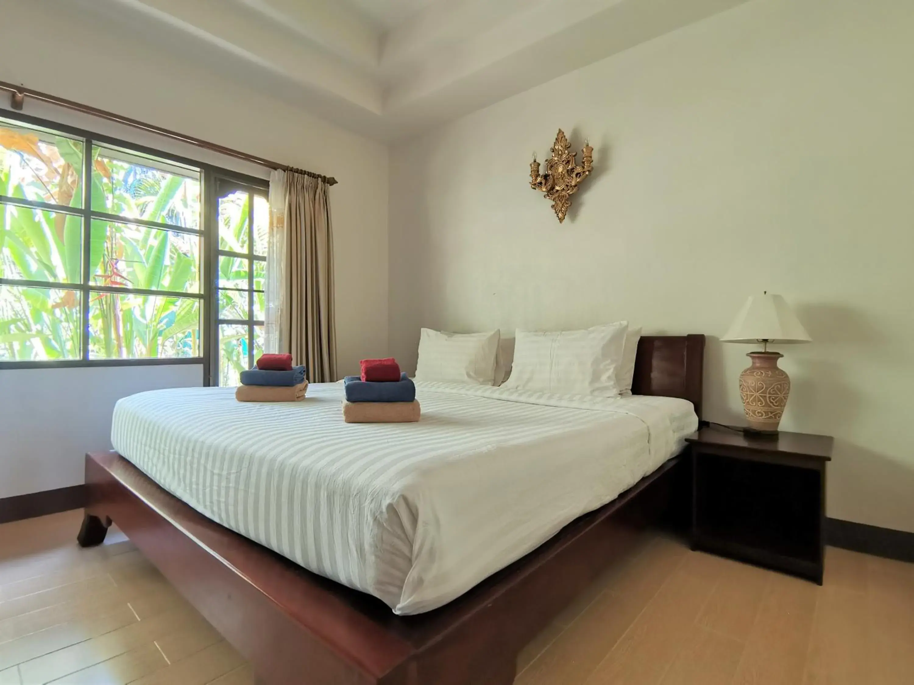 Photo of the whole room, Bed in Holiday Villa Hotel
