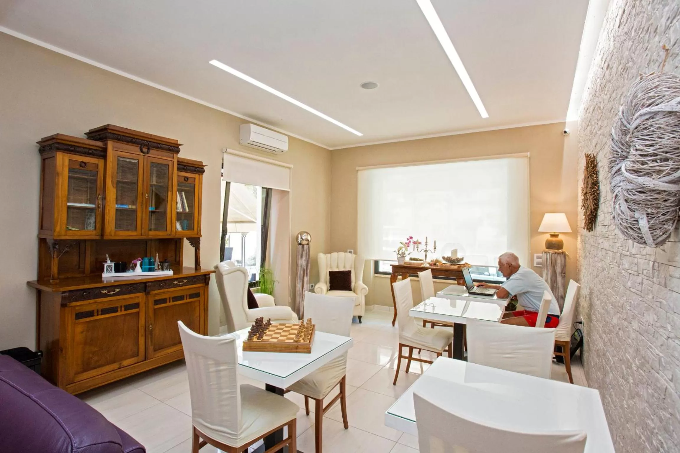 Communal lounge/ TV room in Hotel lo Squalo