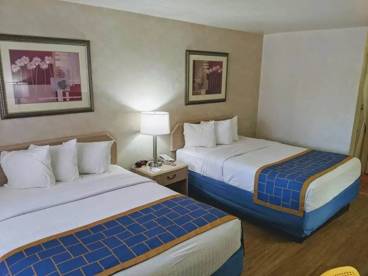 Photo of the whole room, Bed in Days Inn by Wyndham Bullhead City