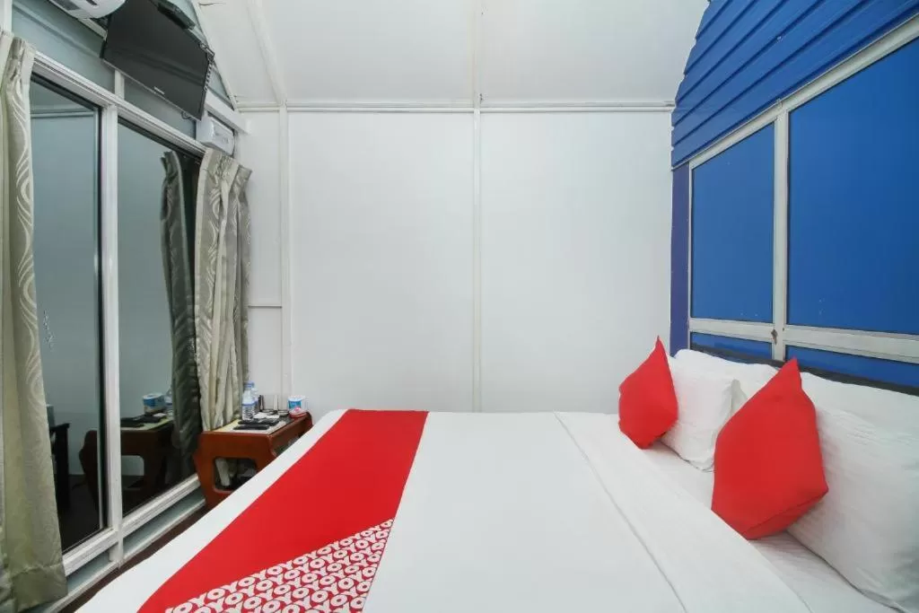 Bed in Airport A4 Transit Hub - Eco Chalets