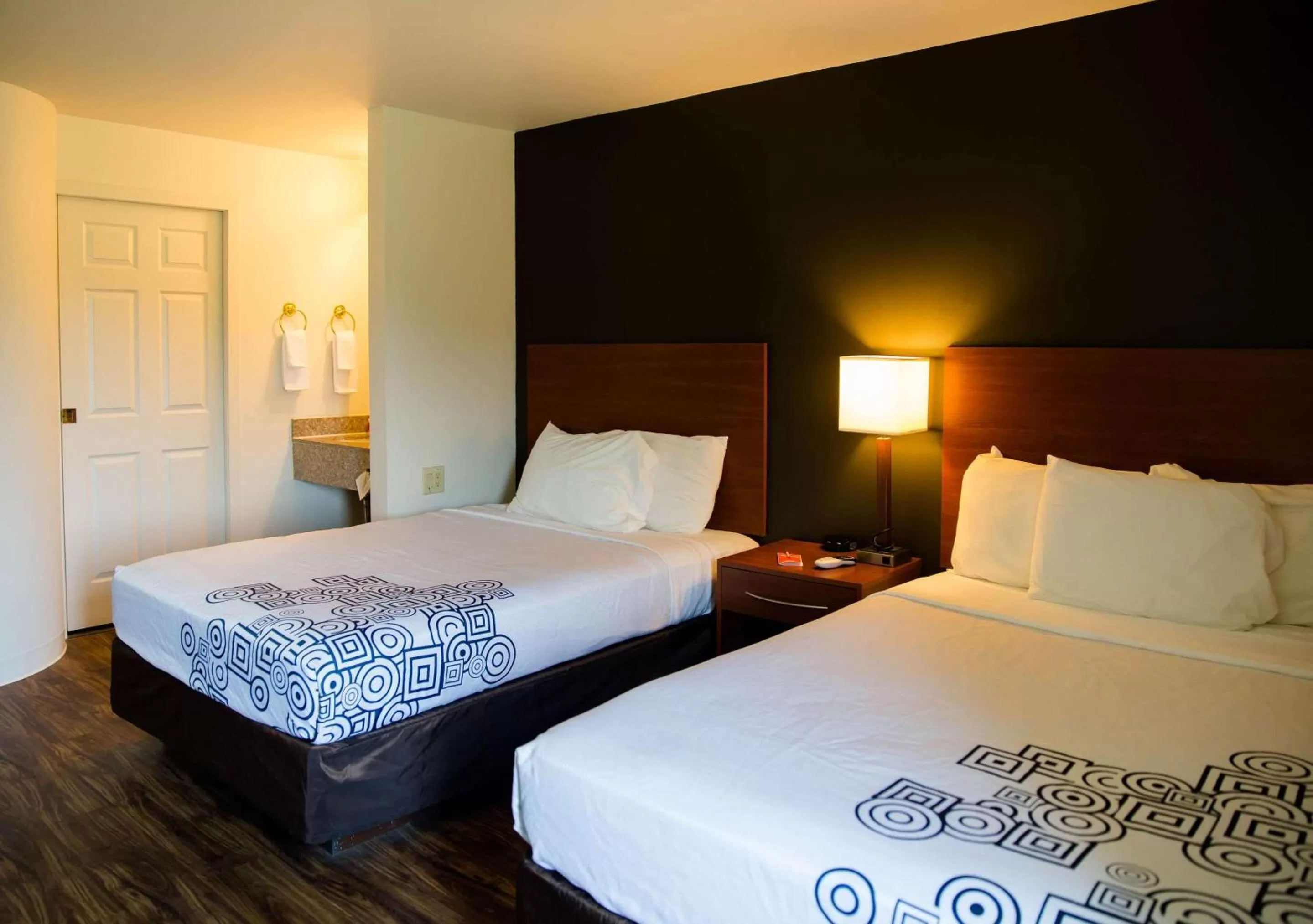 Photo of the whole room, Bed in Econo Lodge Harrisburg - Hershey North