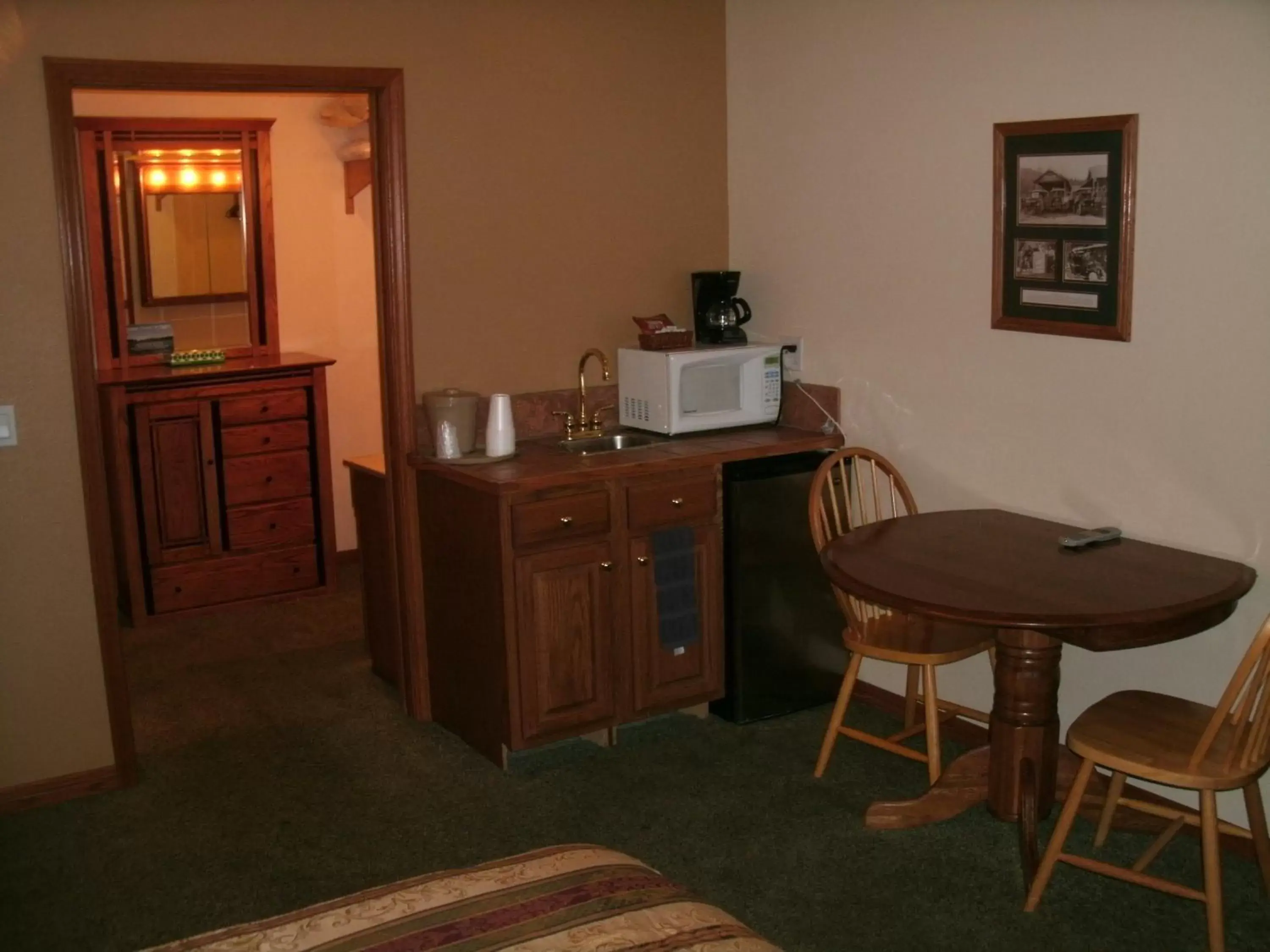 Dining area, Kitchen/Kitchenette in Robinhood Resort