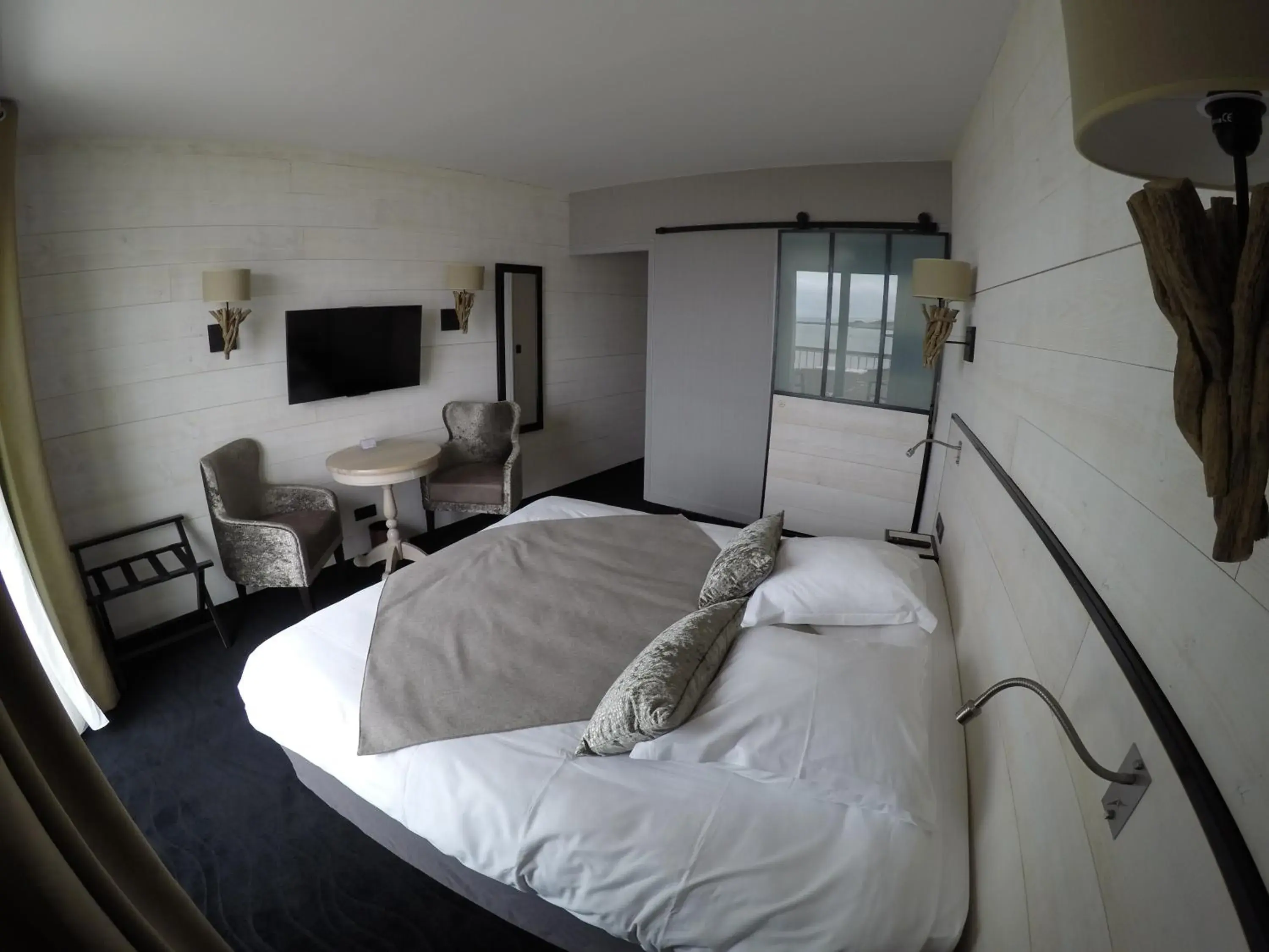 Photo of the whole room in Hotel les Brises