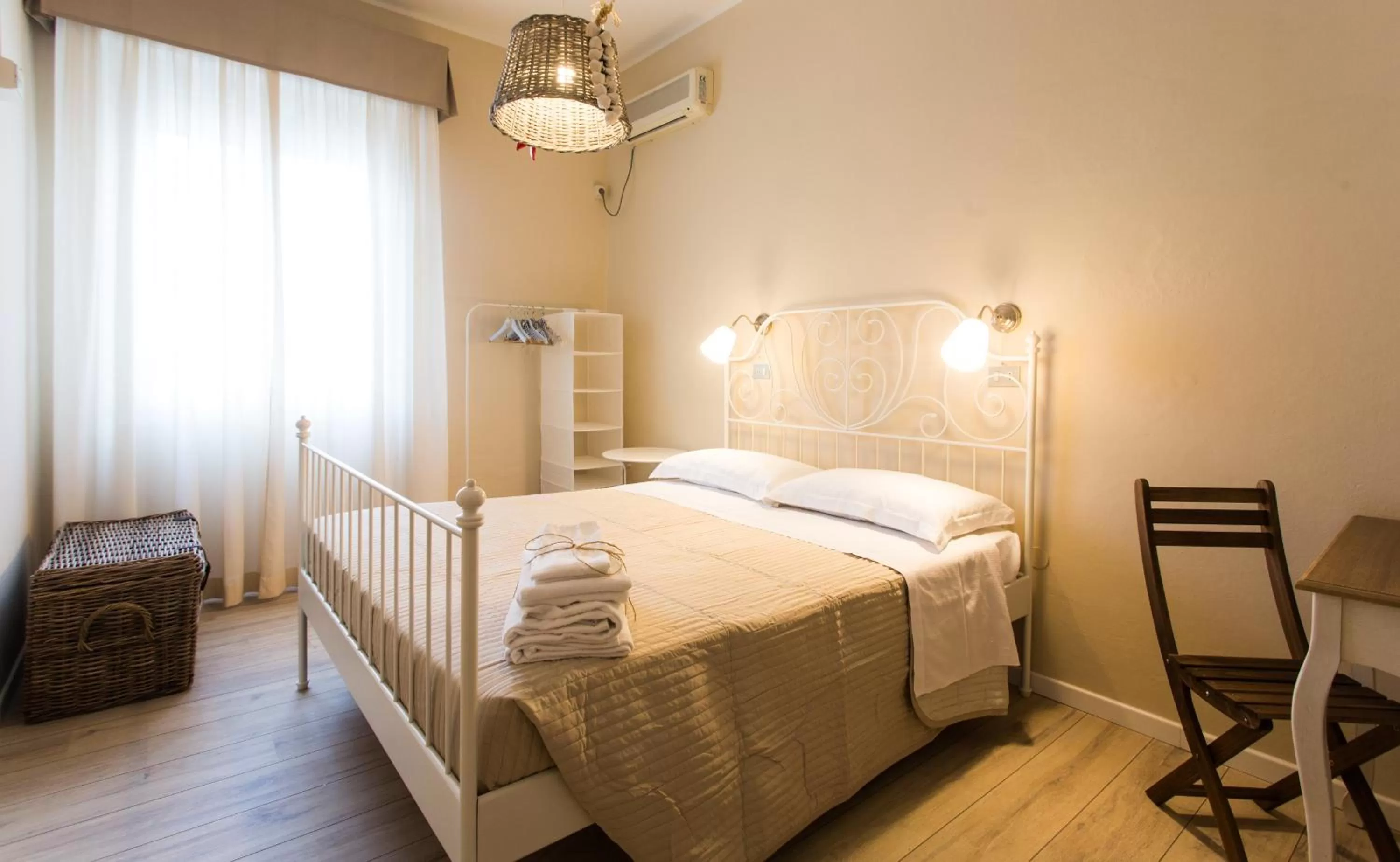 Photo of the whole room in 1920 Maison et Musique Hotel