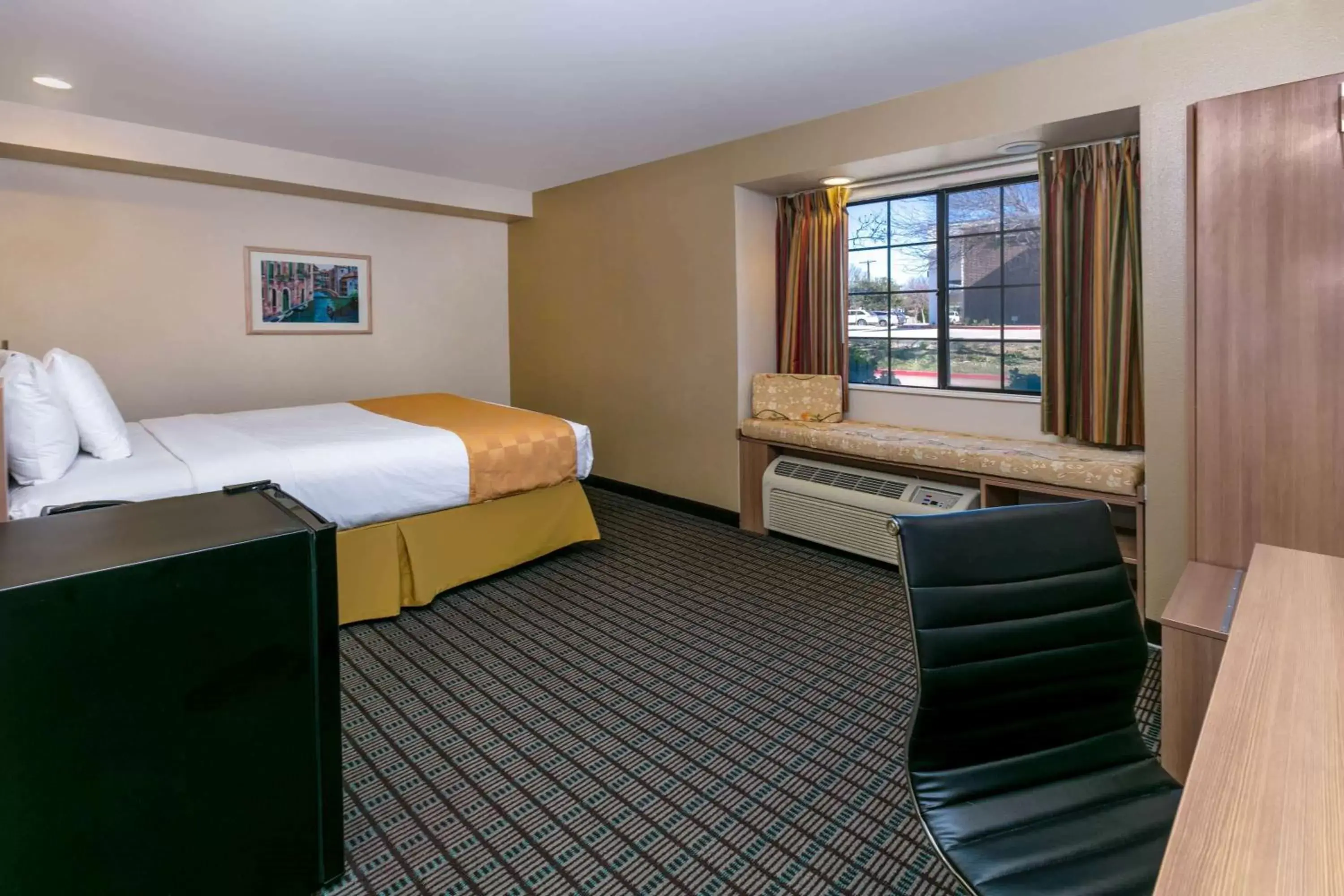 Photo of the whole room in Microtel Inn & Suites by Wyndham Arlington/Dallas Area