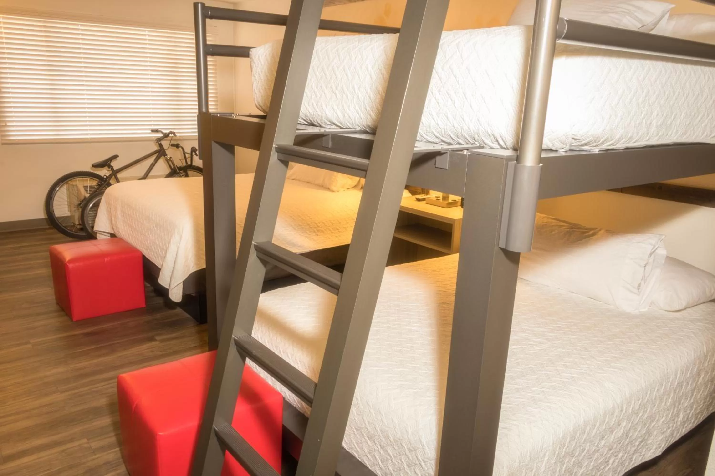 Pool view, Bed in Expedition Lodge Moab Arches National Park