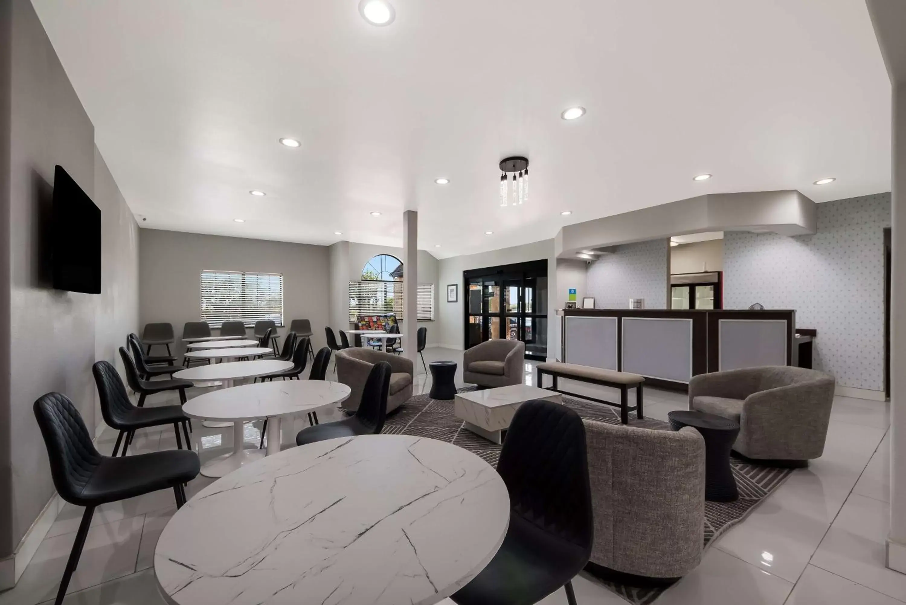 Lobby or reception, Lounge/Bar in SureStay Hotel by Best Western San Antonio West SeaWorld