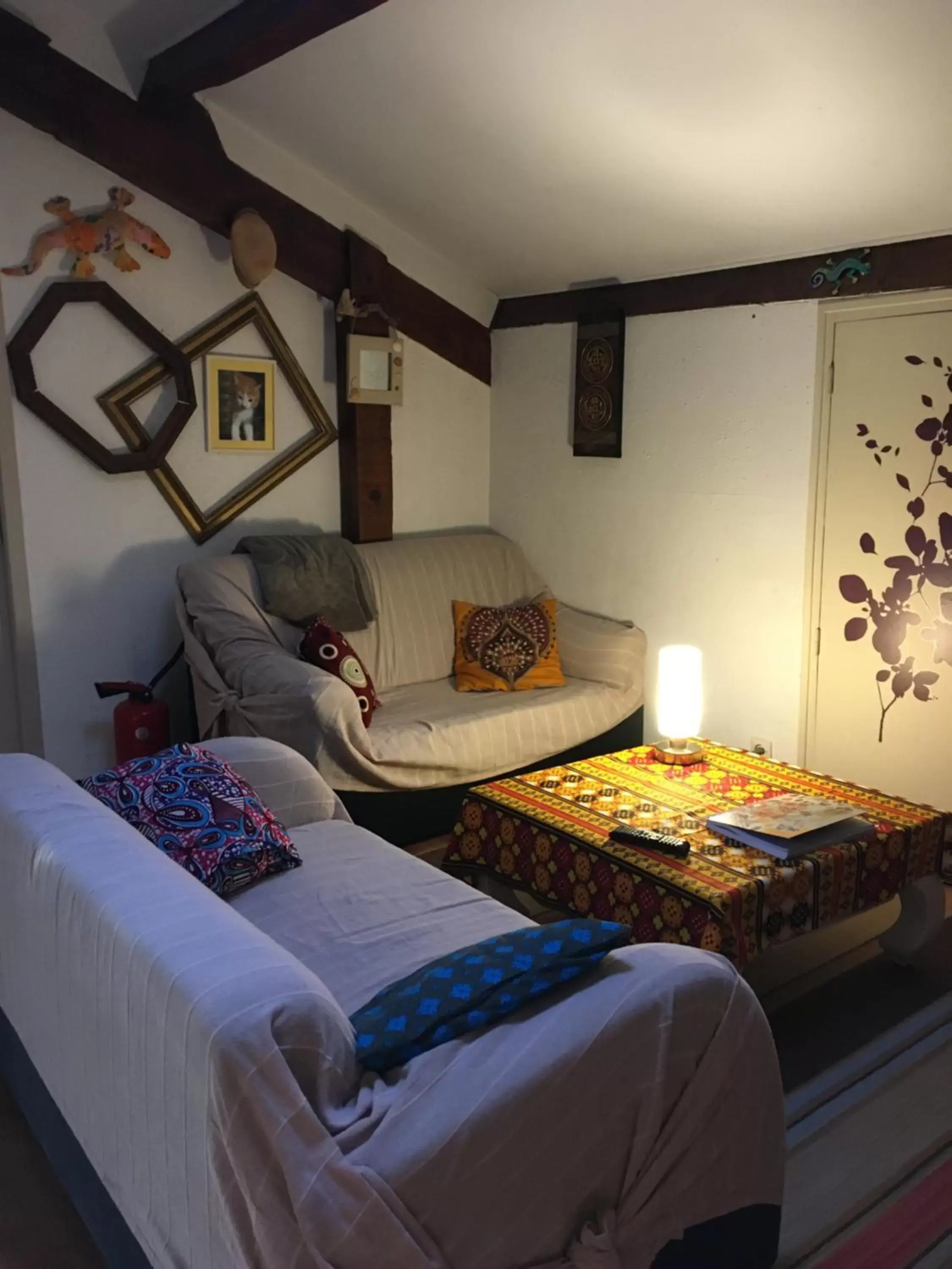 Living room, Bed in La Chambre Du Voyageur