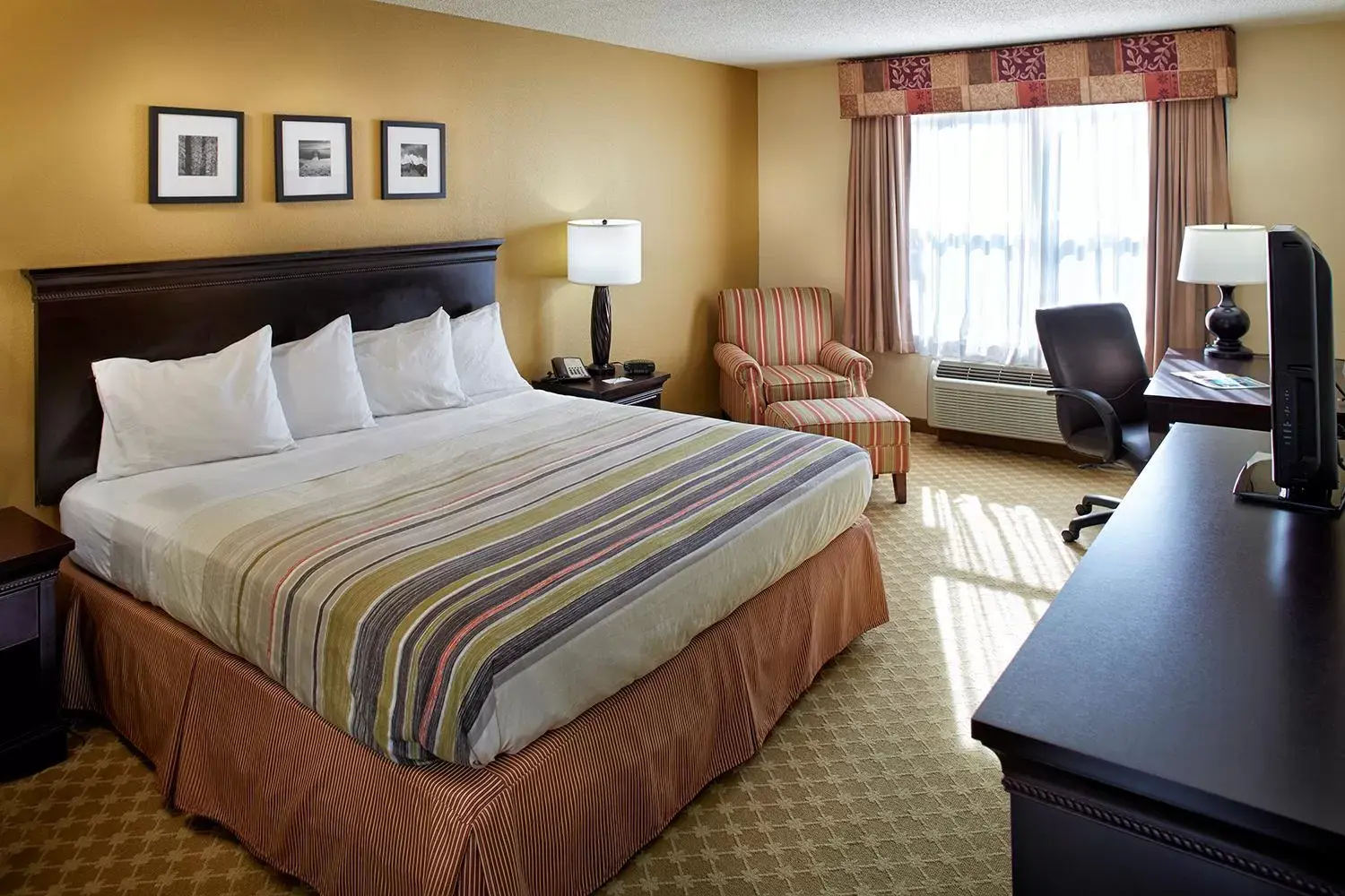 Bed in Country Inn & Suites by Radisson, Columbia Airport, SC